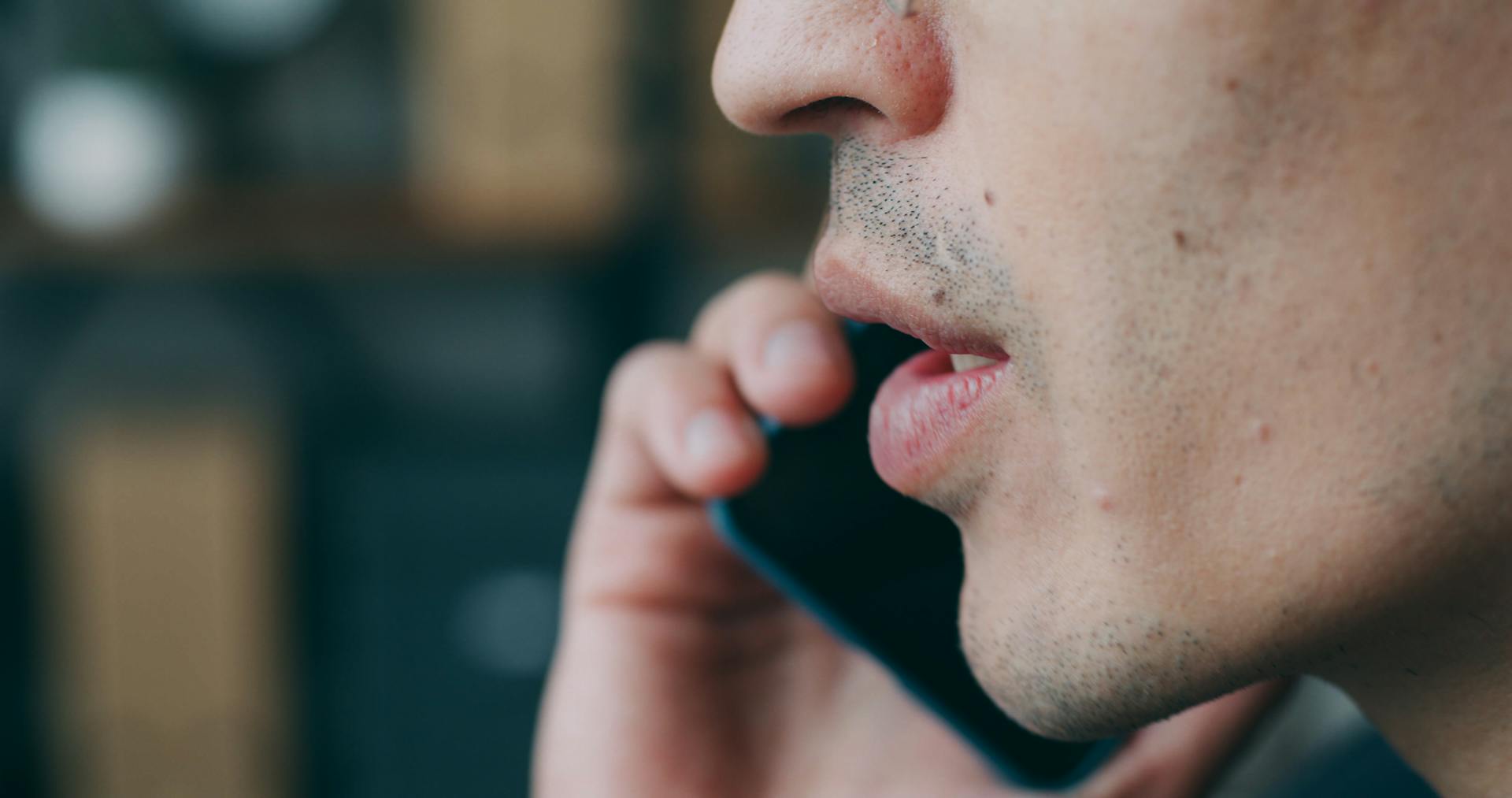 Ein Mann spricht in sein Handy | Quelle: Pexels
