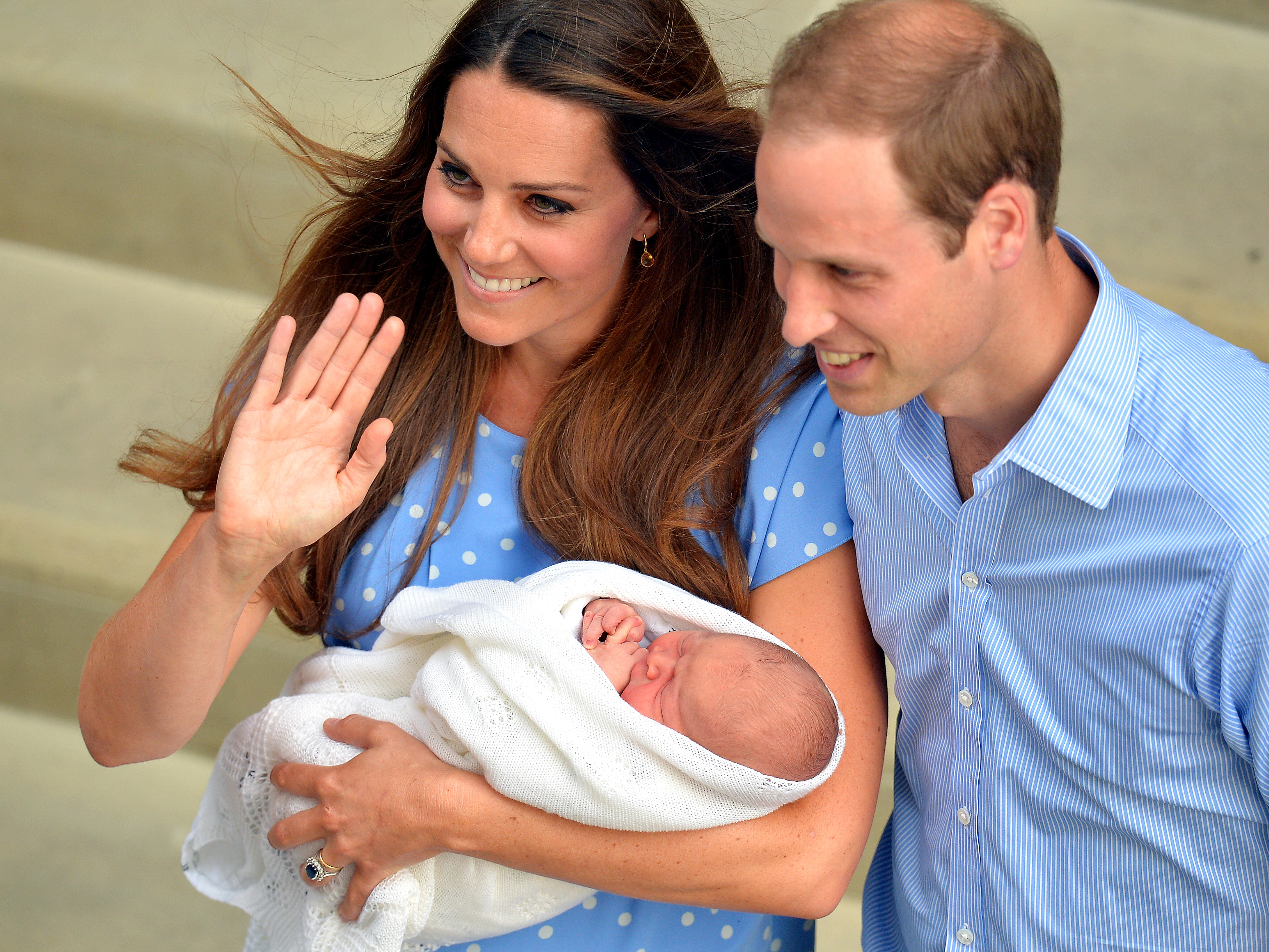 Prinzessin Catherine und Prinz William mit Prinz George nach dem Tag seiner Geburt in London, England am 23. Juli 2013 | Quelle: Getty Images