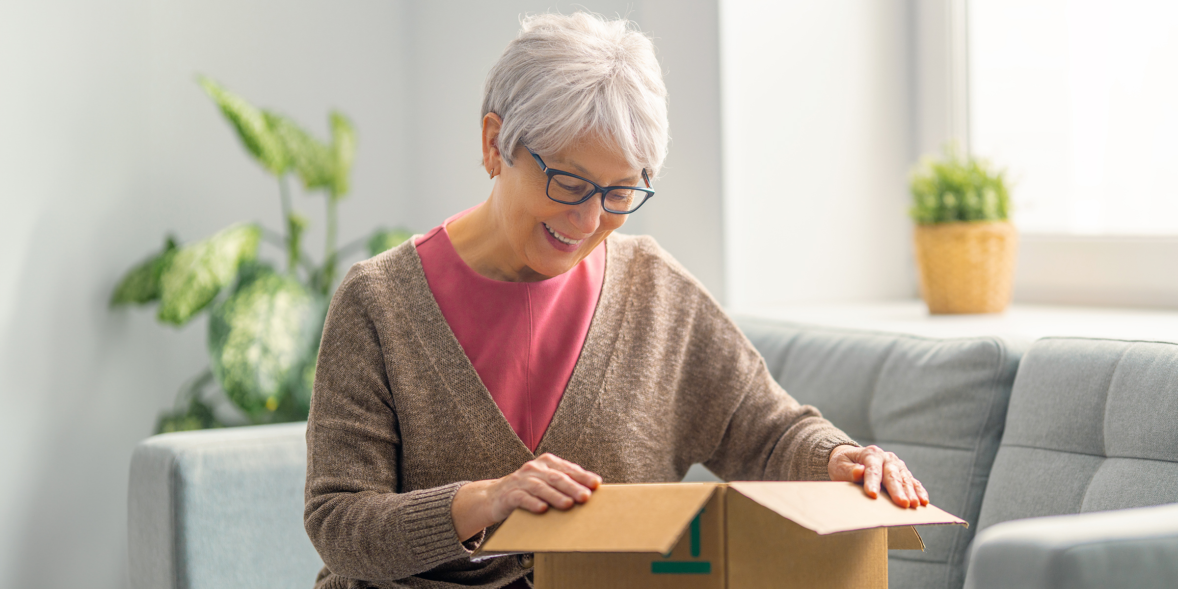 Eine alte Frau öffnet eine Schachtel | Quelle: Shutterstock