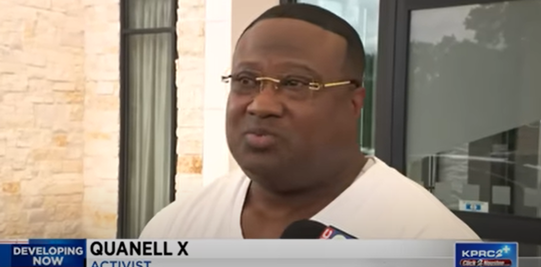 Quanell X diskutiert den Fall von Rudolph "Rudy" Farias IV im Juli 2023 nach einer Befragung mit ihm und den Ermittlern in einem Hotel in Houston | Quelle: YouTube/KPRC 2 Click2Houston