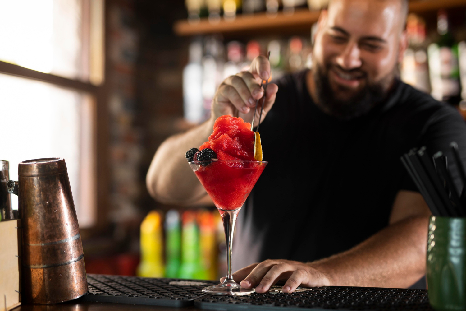 Ein Barkeeper, der einen Drink zubereitet | Quelle: Freepik