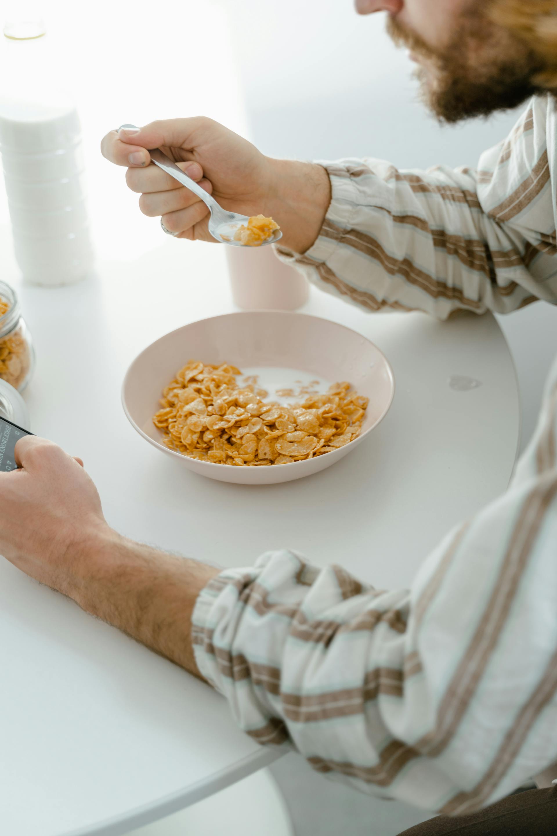 Ein Mann beim Frühstück | Quelle: Pexels