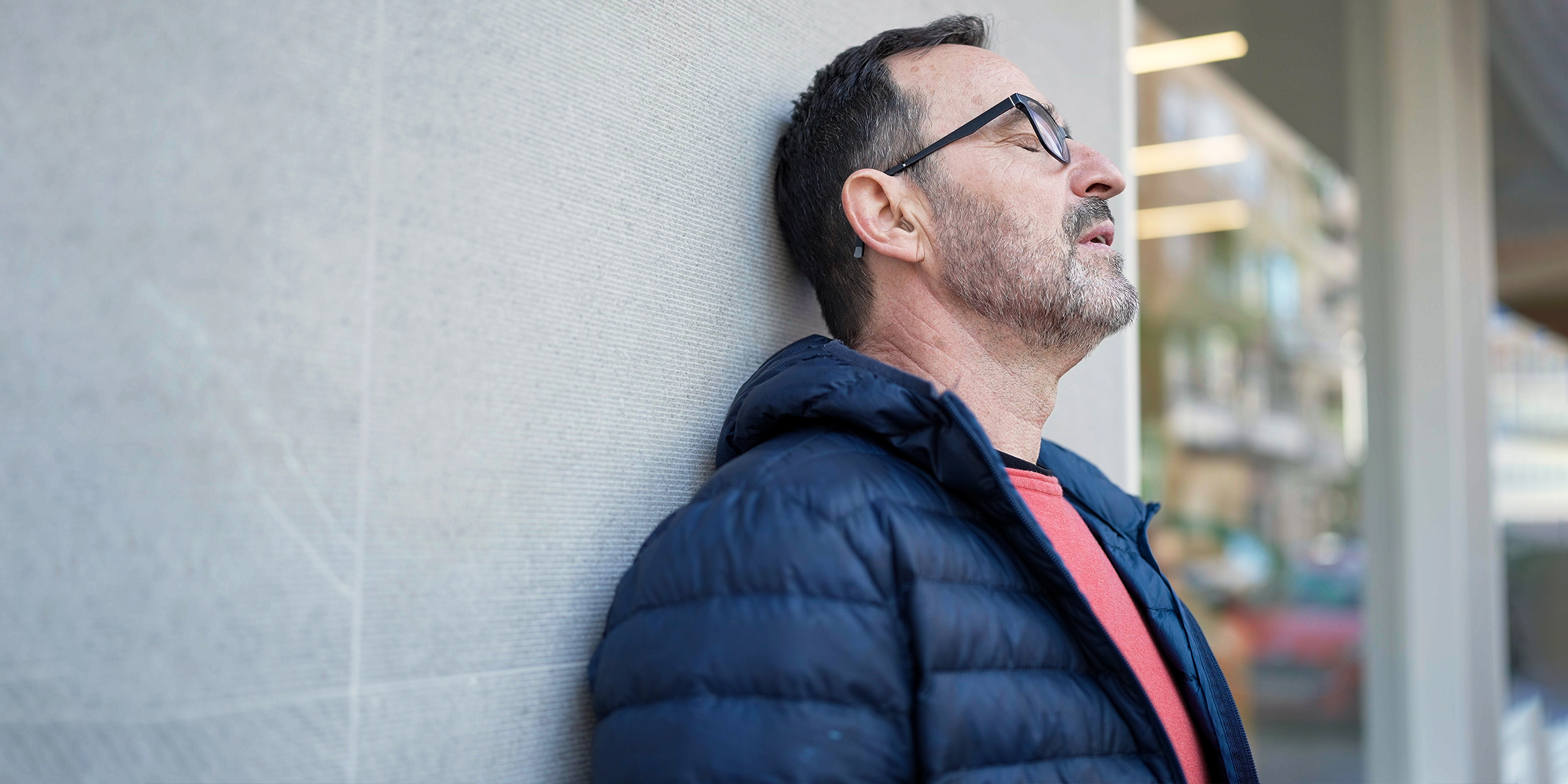 Ein angespannter und besorgter Mann | Quelle: Shutterstock