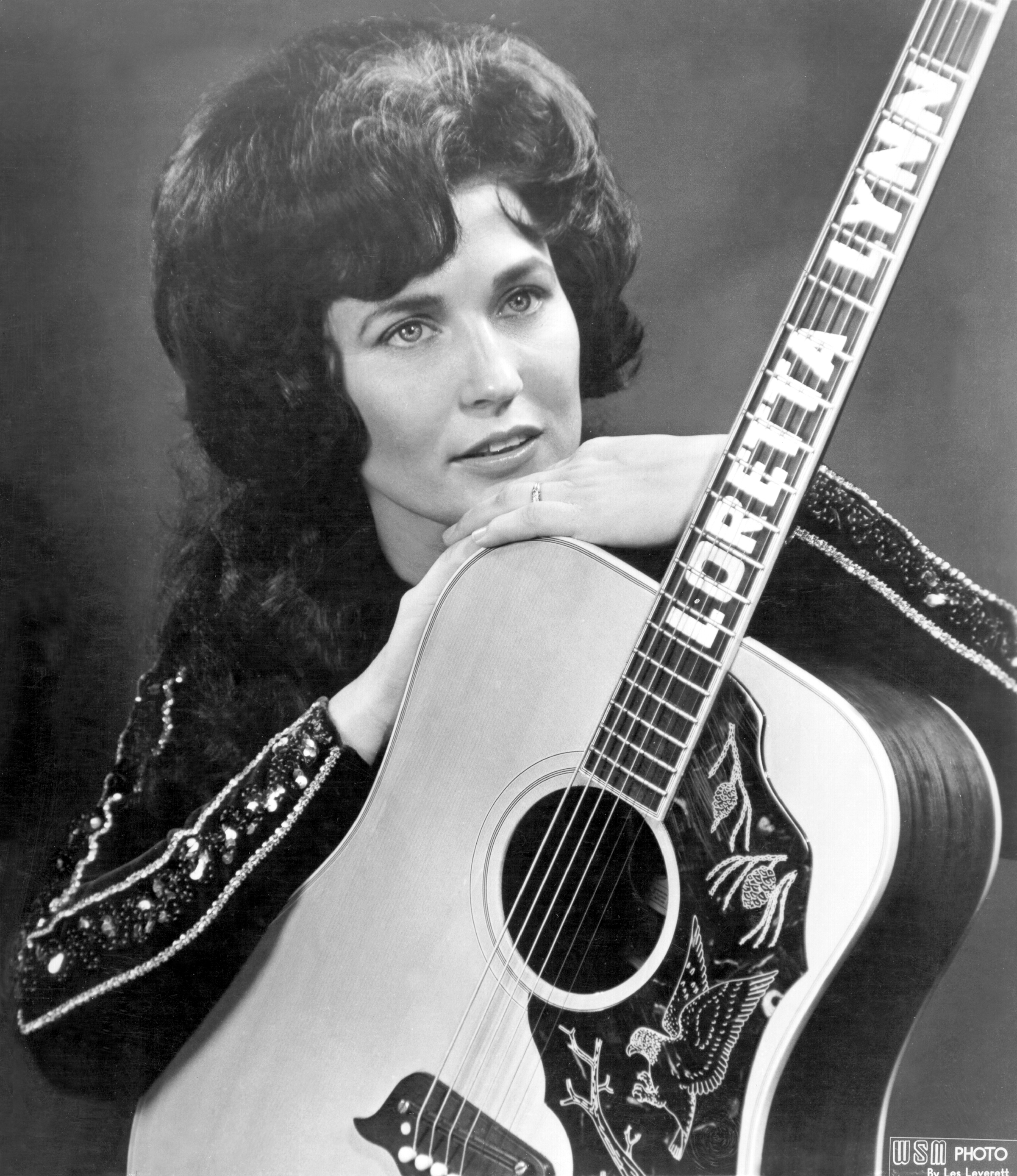 Loretta Lynn posiert für ein Porträt mit einer Gitarre um 1961 in Nashville, Tennessee | Quelle: Getty Images