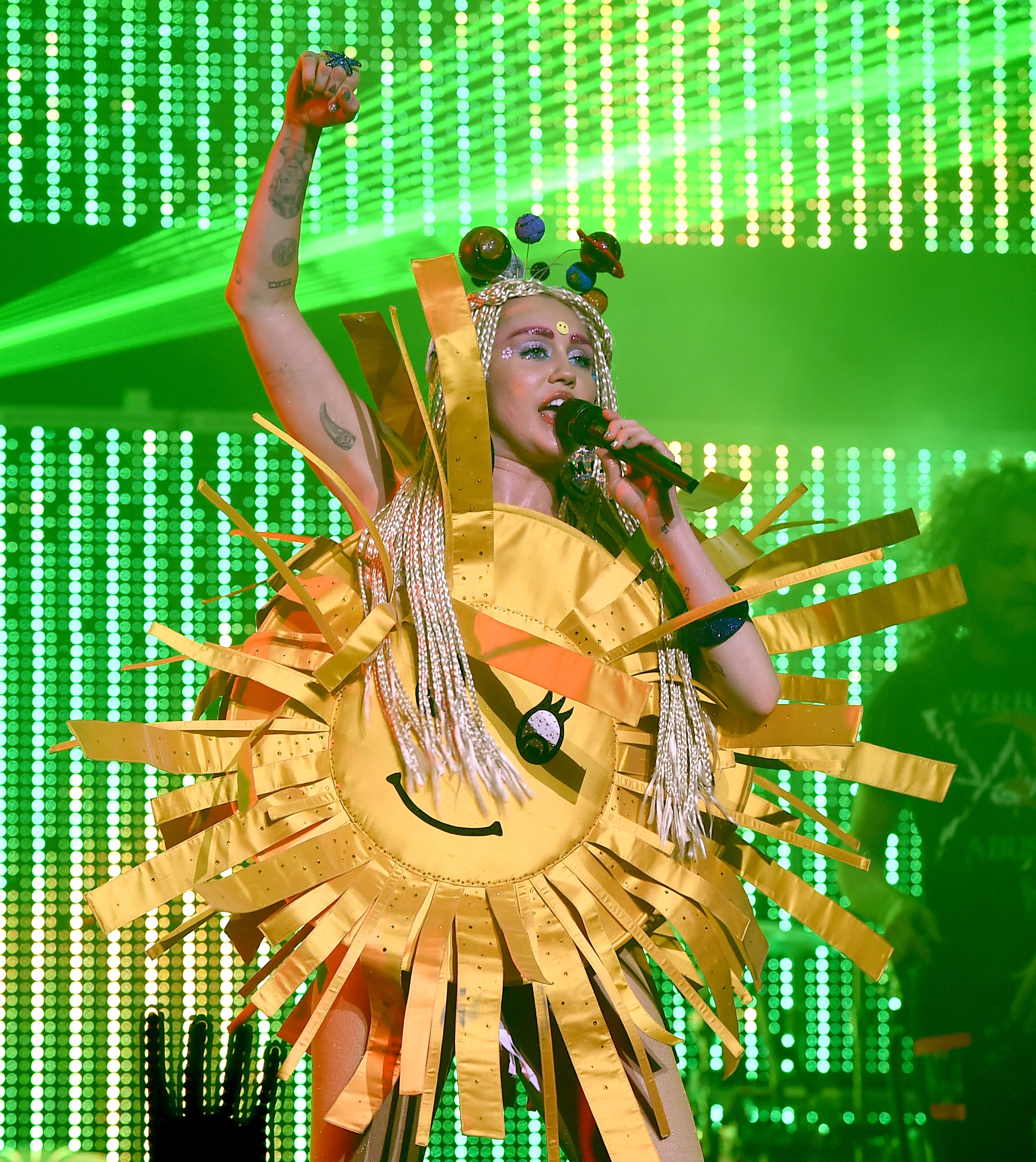 Miley Cyrus tritt in vollem psychedelischen Flair mit ihren Dead Petz im The Wiltern in Los Angeles am 19. Dezember 2015 auf | Quelle: Getty Images