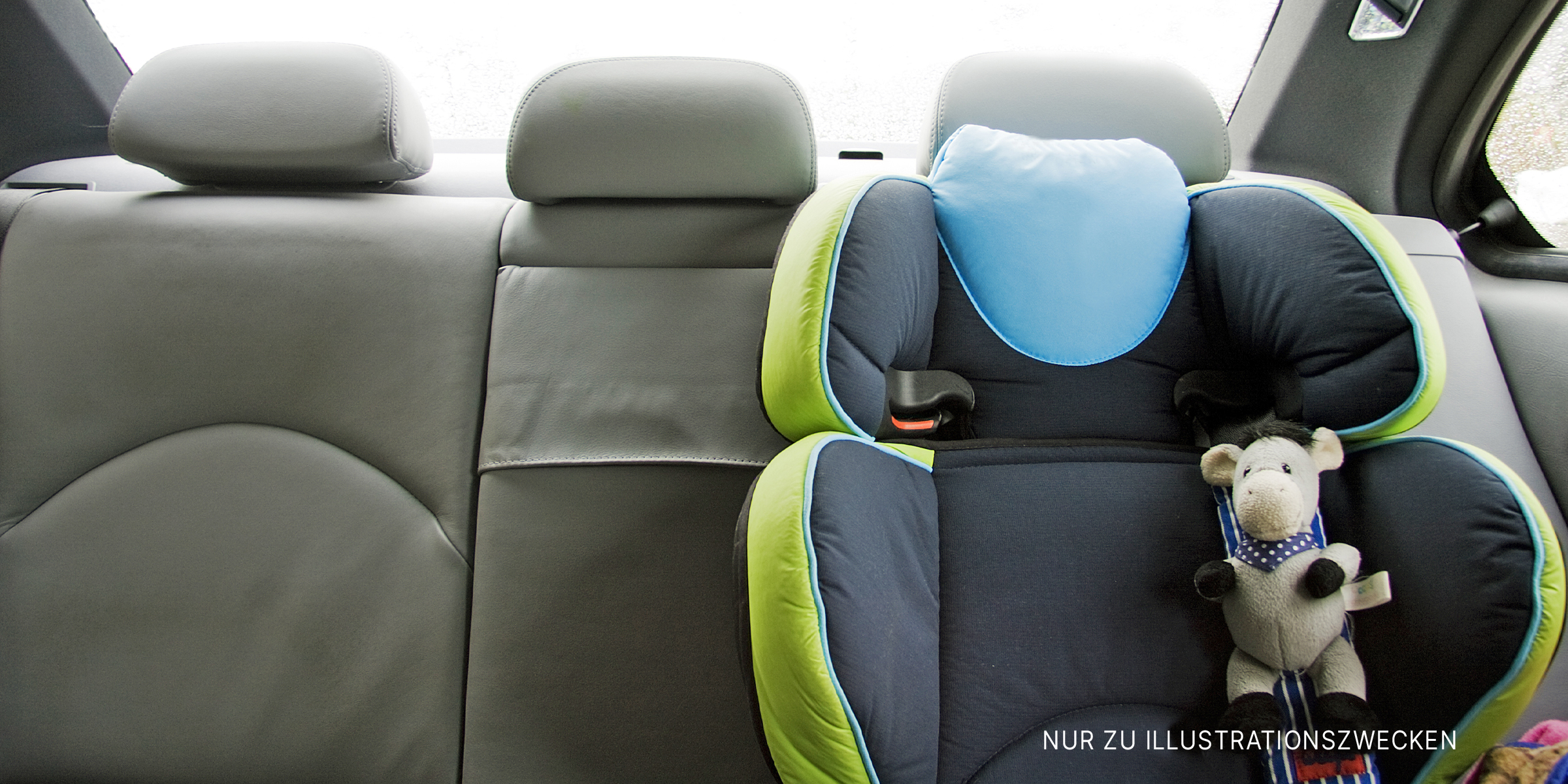 Leerer Kindersitz auf der Rückbank eines Autos | Quelle: Shutterstock