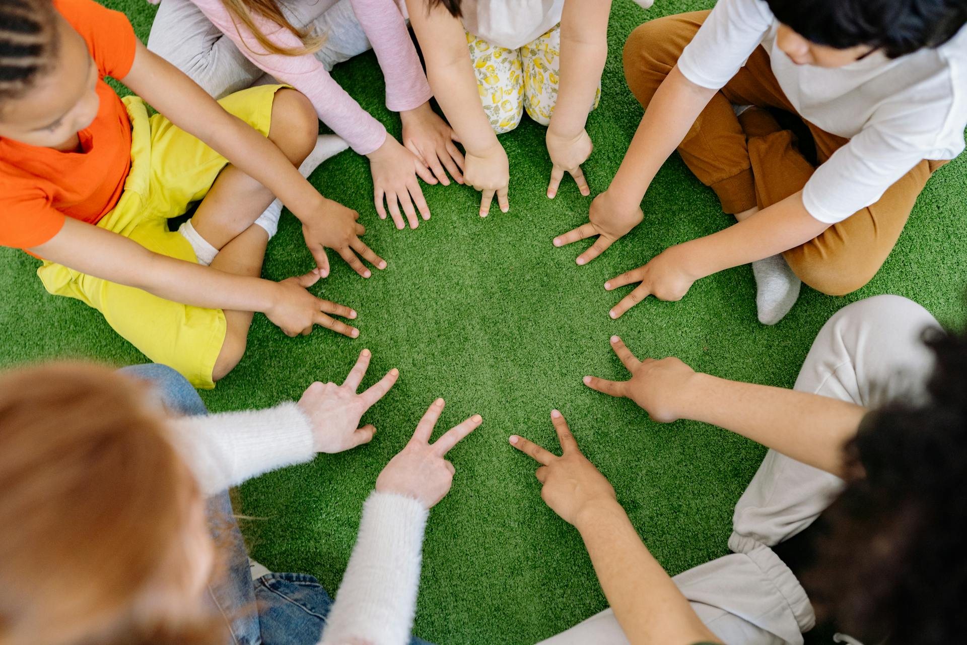 Kinder sitzen im Gras | Quelle: Pexels
