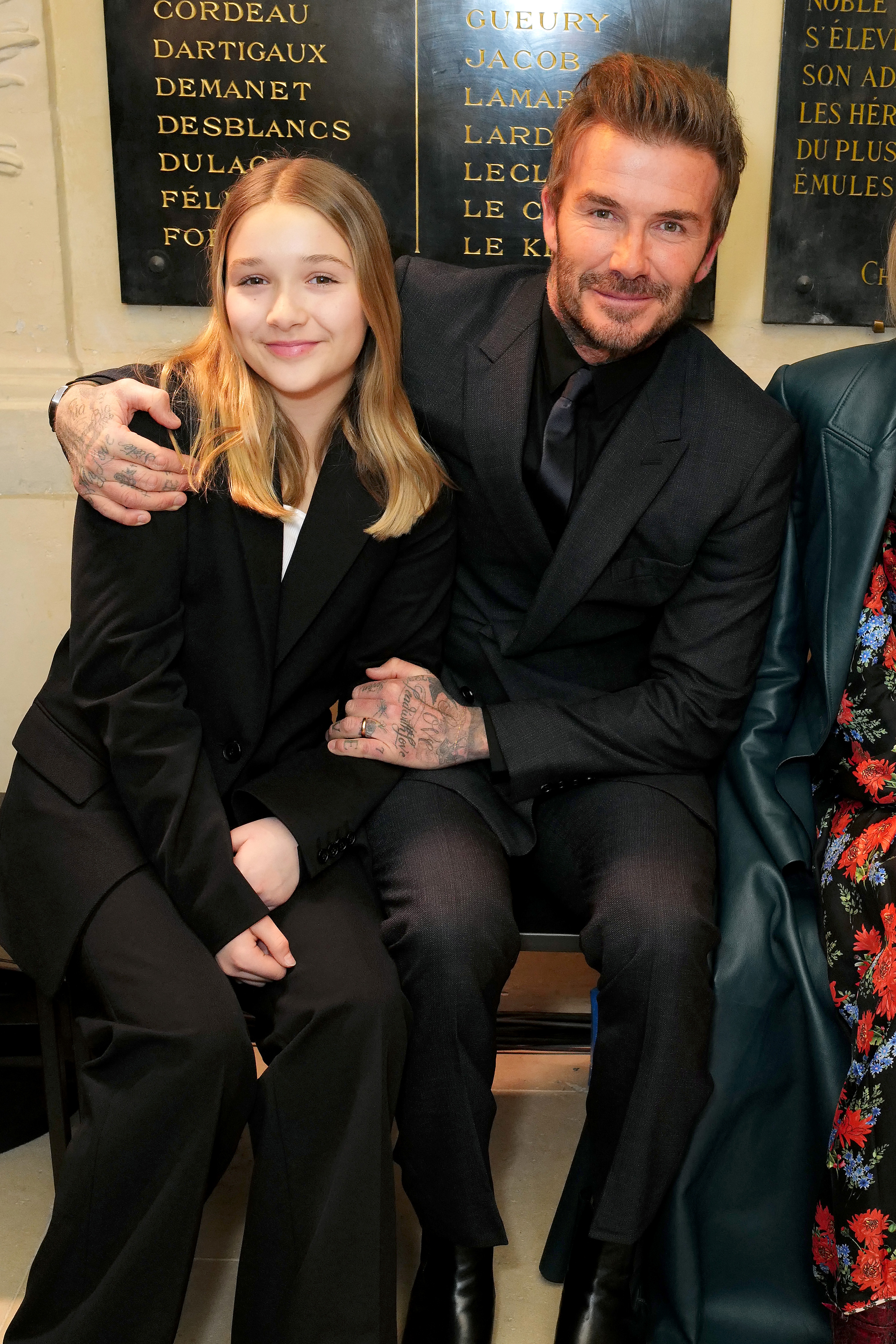 Harper und David Beckham bei der Victoria Beckham FW23 Show während der Pariser Modewoche in Paris, Frankreich am 3. März 2023 | Quelle: Getty Images