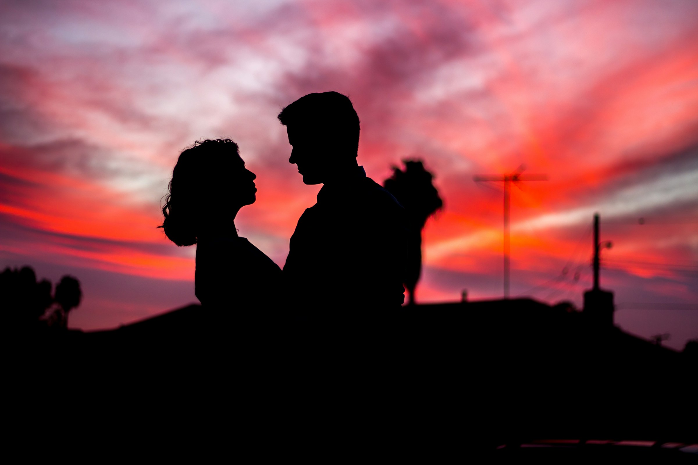 Silhouette eines Paares, das sich gegenseitig anschaut | Quelle: Unsplash