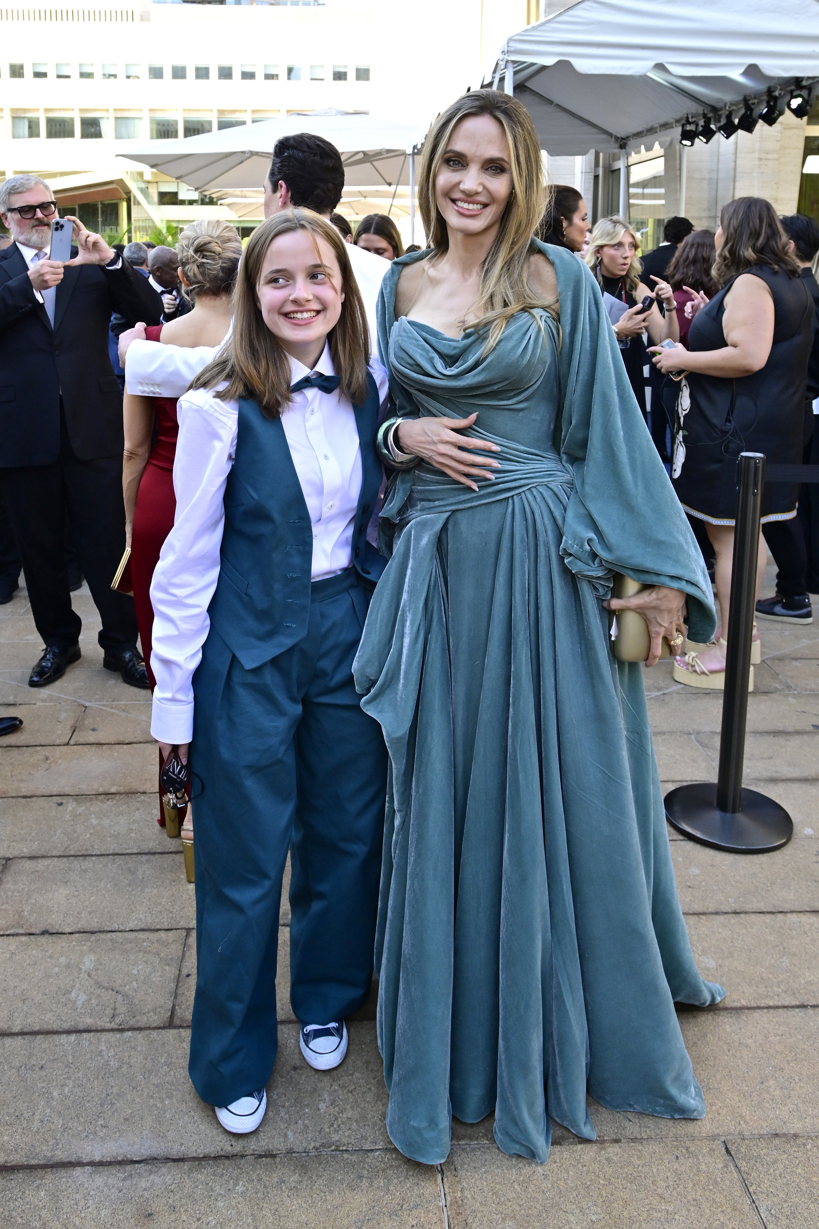 Vivienne Jolie-Pitt und Angelina Jolie sind am 16. Juni 2024 bei der 77. Verleihung der Tony Awards als Gäste von FIJI Water dabei | Quelle: Getty Images