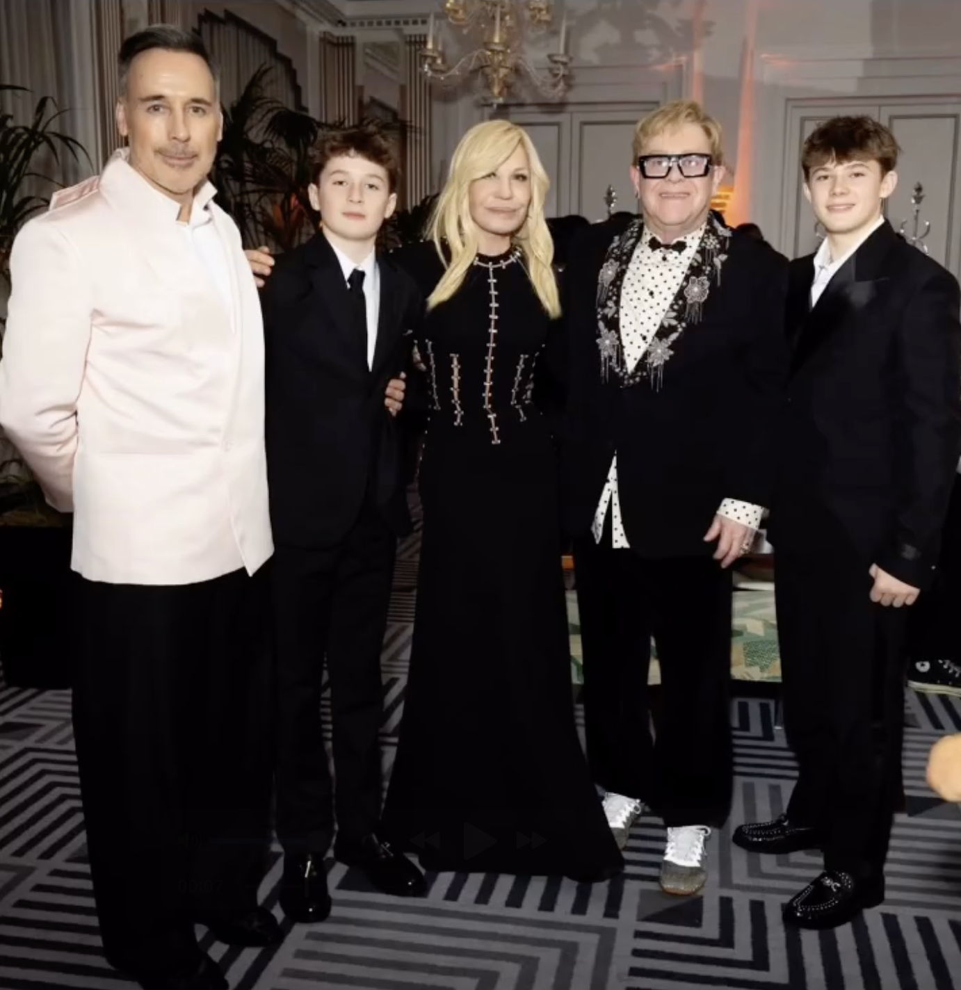 Elton John posiert bei einer feierlichen Veranstaltung mit David Furnish, Donatella Versace und ihren Kindern Zachary und Elijah | Quelle: Instagram/edward_enninful