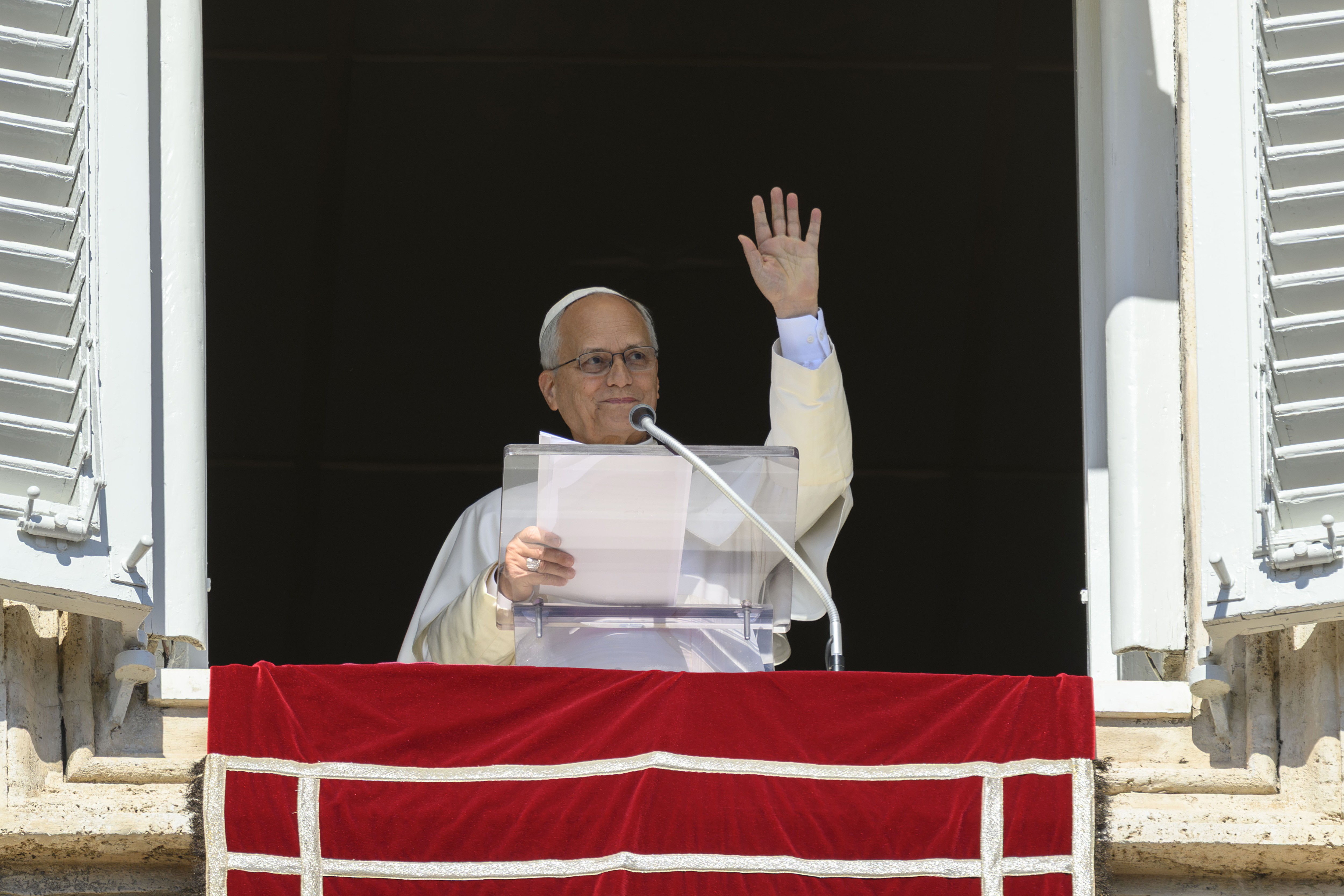 Papst Leo XIV. winkt den Gläubigen während seiner Angelus-Ansprache am 11. Oktober 2026 aus einem Fenster im Vatikan zu. Obwohl er weiterhin einen aktiven Terminkalender hatte und zuvor keine gesundheitlichen Probleme bekannt waren, gab der Papst bekannt, dass Ärzte einen kleinen, lokal begrenzten Knoten in seiner Lunge entdeckt hatten, der operiert werden müsse. | Quelle: Getty Images