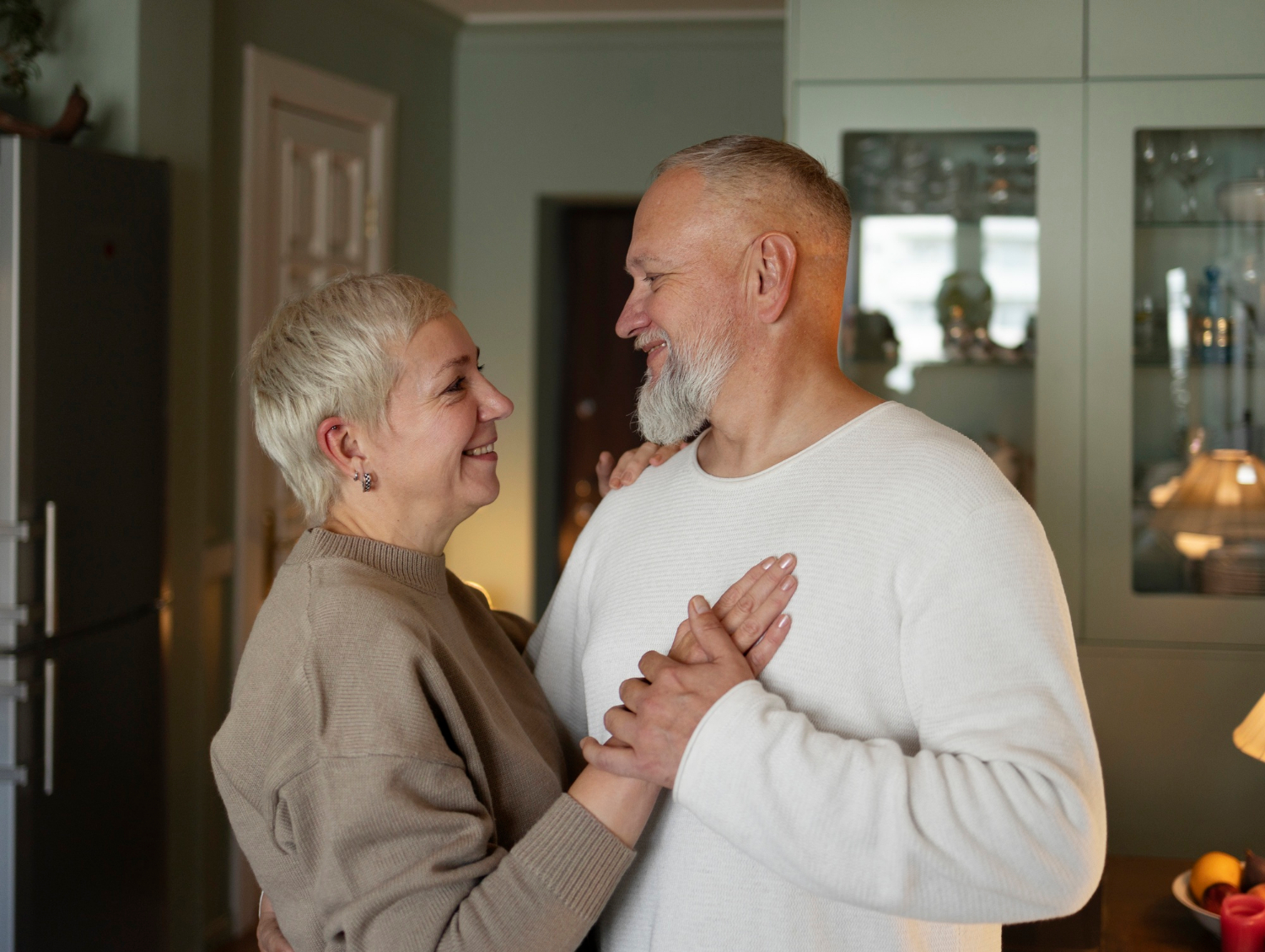 Ein älteres Paar, das sich mit Liebe und Verständnis anschaut | Quelle: Freepik