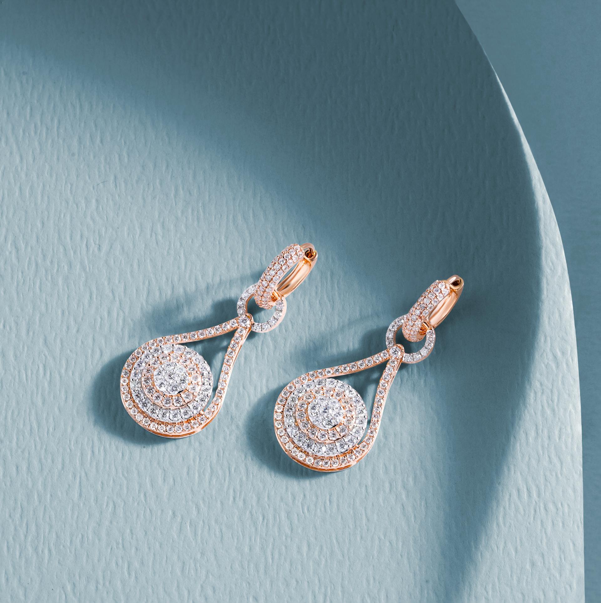 Ein Paar Diamant-Ohrringe | Quelle: Pexels