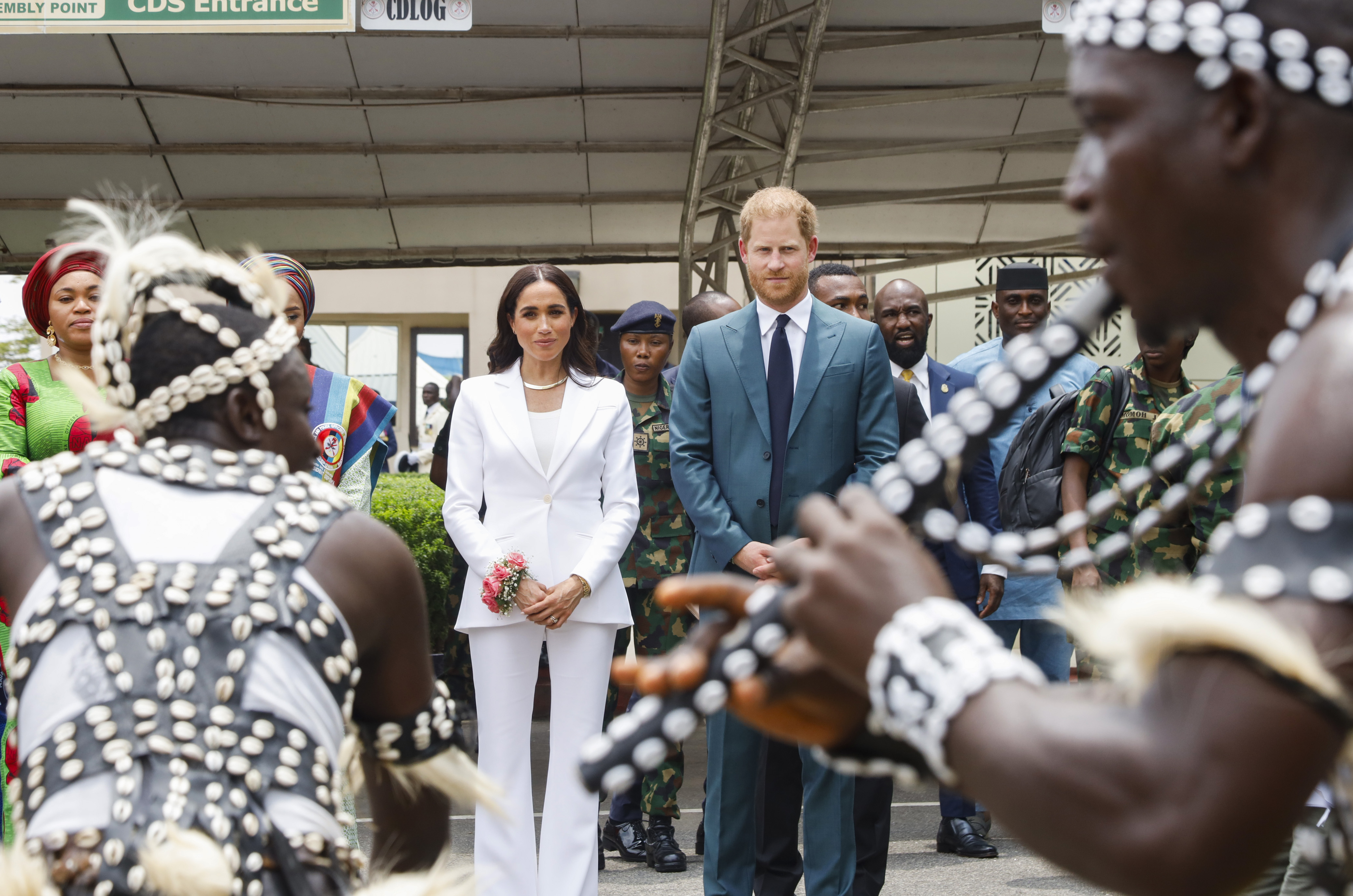 Prinz Harry und Meghan Markle im Verteidigungshauptquartier in Abuja am 10. Mai 2024 in Abuja, Nigeria. | Quelle: Getty Images