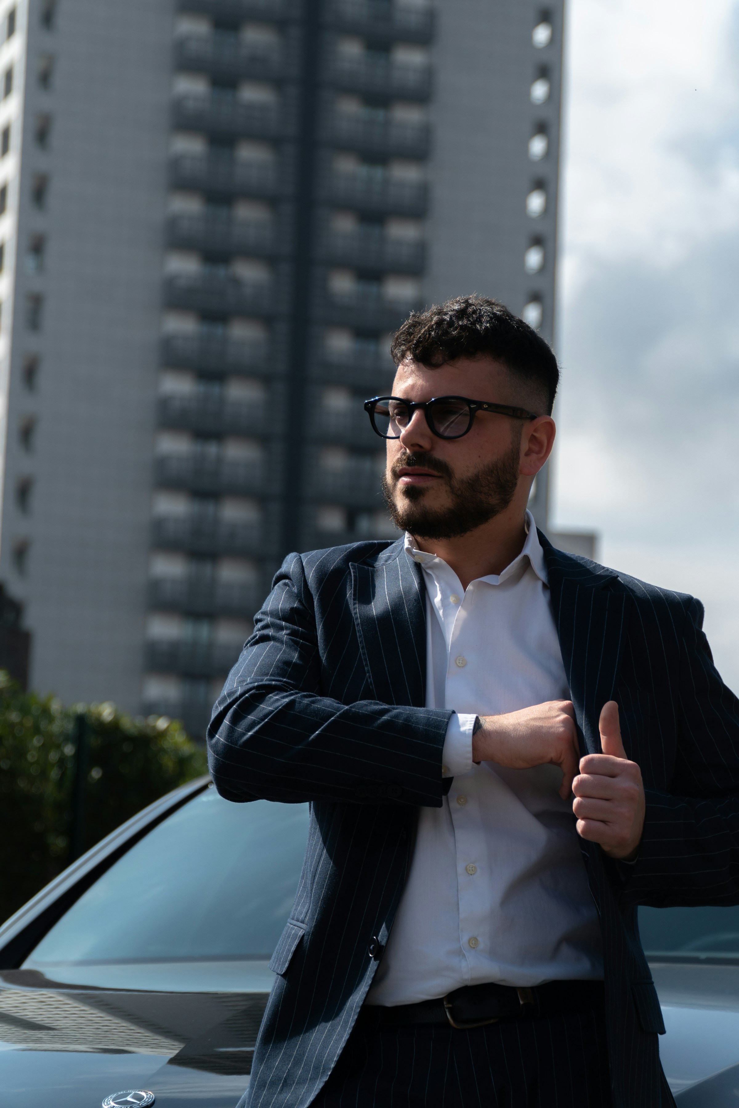 Ein Mann wartet bei einem Auto | Quelle: Unsplash