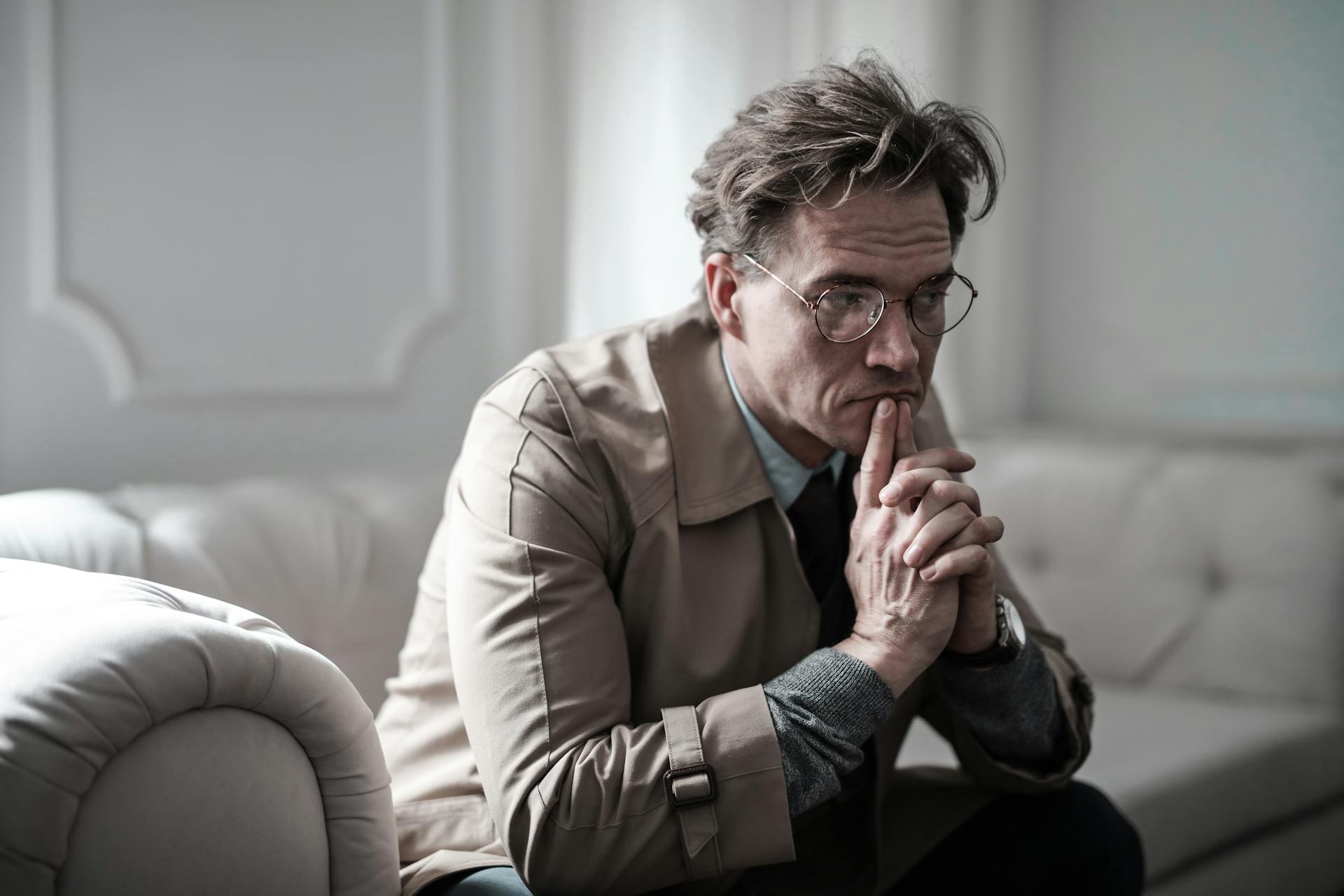 Ein nachdenklicher Mann sitzt auf einem Sofa | Quelle: Pexels