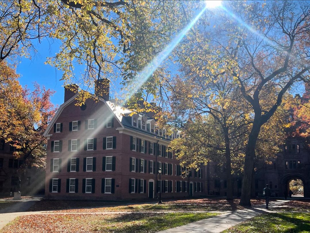 Ein Bild der Yale University, geteilt von Lynda Lopez, aus einem Beitrag vom 4. November 2024 | Quelle: Instagram/lyndalopez08/