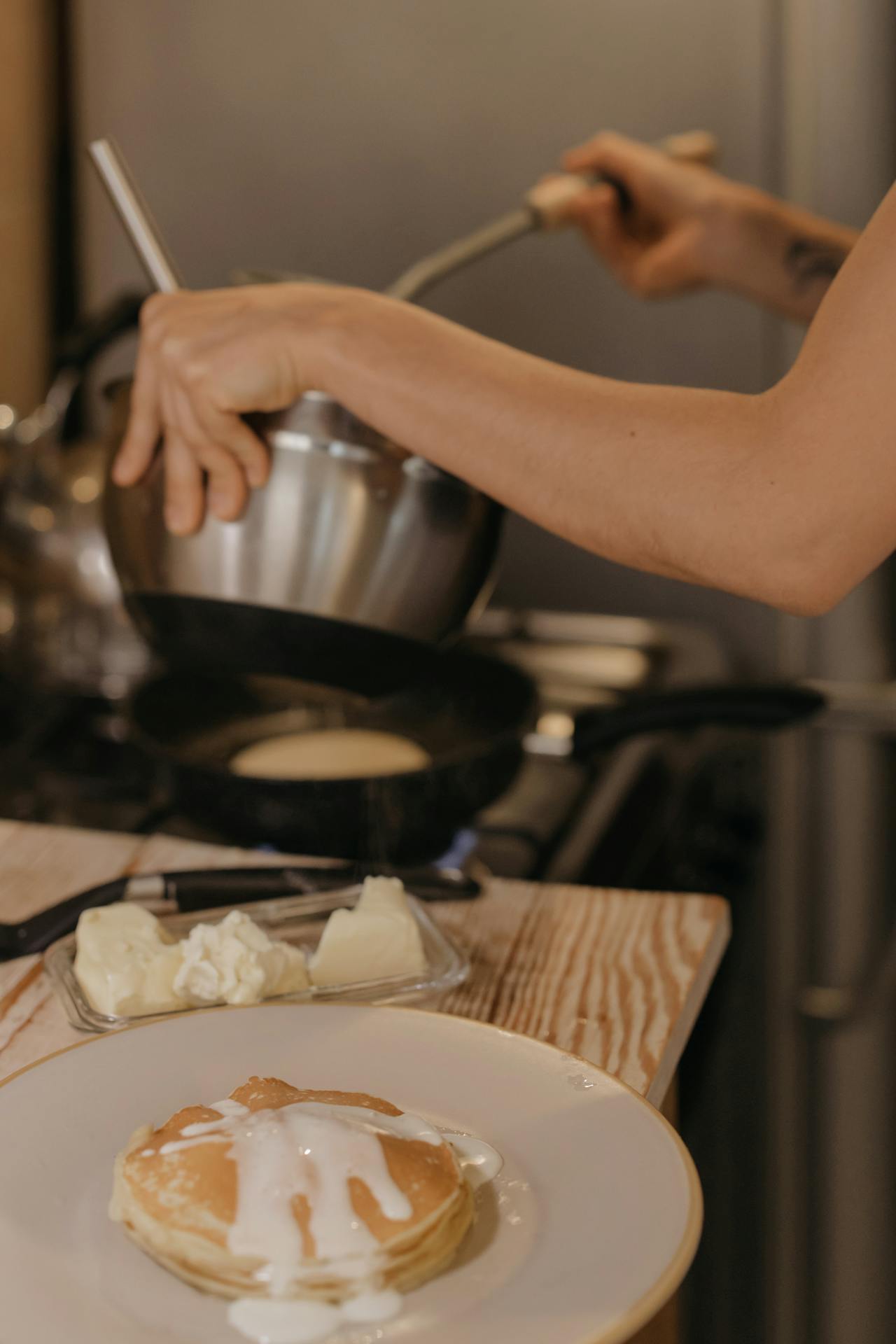Eine Frau macht Pfannkuchen | Quelle: Pexels