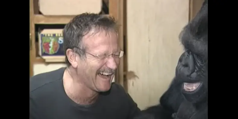 Robin Williams und Koko im Jahr 2001 | Quelle: YouTube/kokoflix