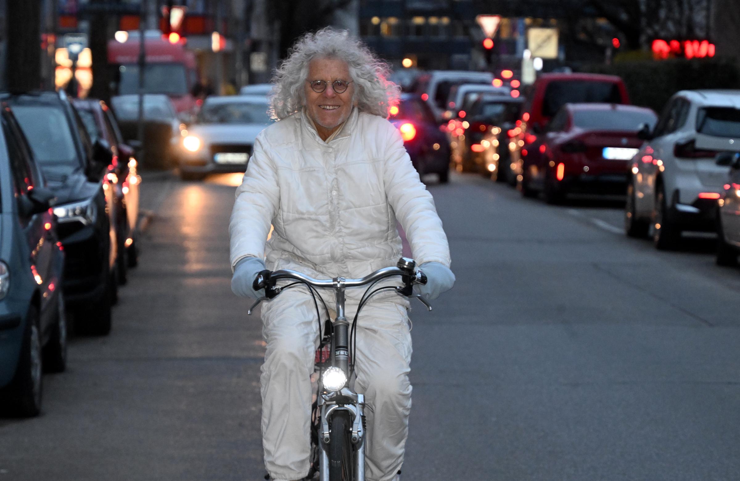Rainer Langhans fährt am 14. März 2025 während eines Fotoshootings mit dem Fahrrad durch Schwabing | Quelle: Getty Images