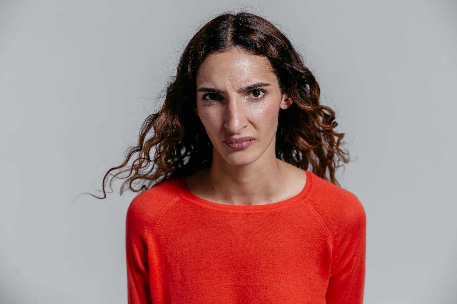 Eine verwirrt aussehende Frau | Quelle: Pexels
