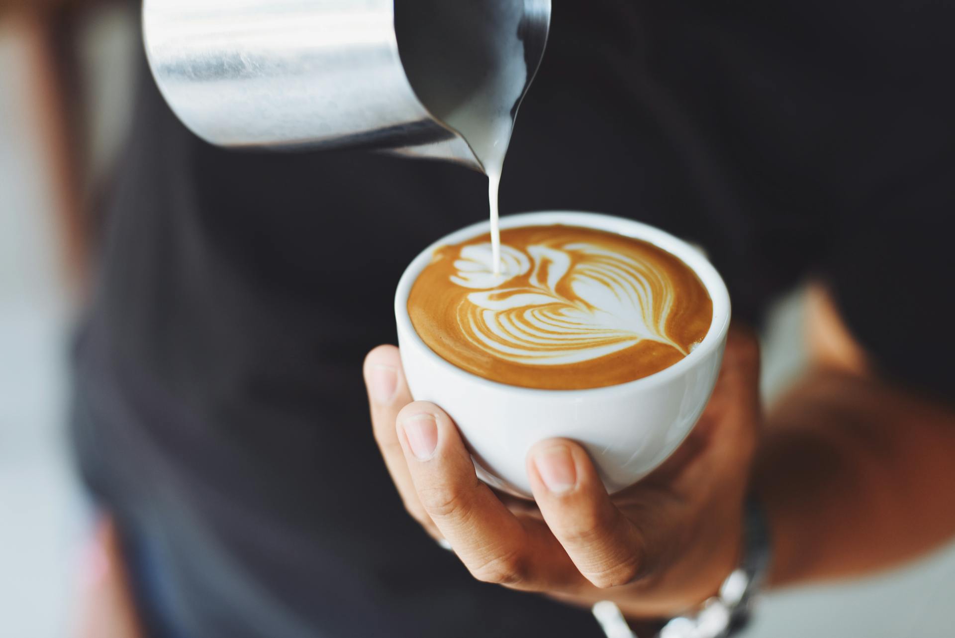 Ein Mann kocht Kaffee | Quelle: Pexels