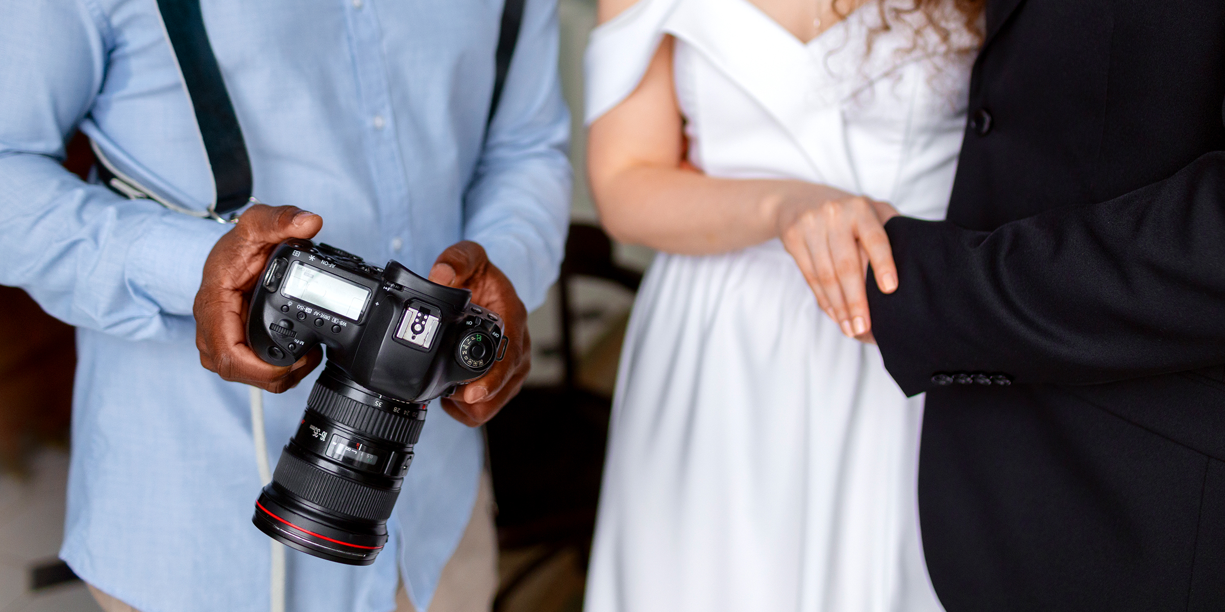 Ein Mann hält eine Kamera neben einem Brautpaar | Quelle: Freepik