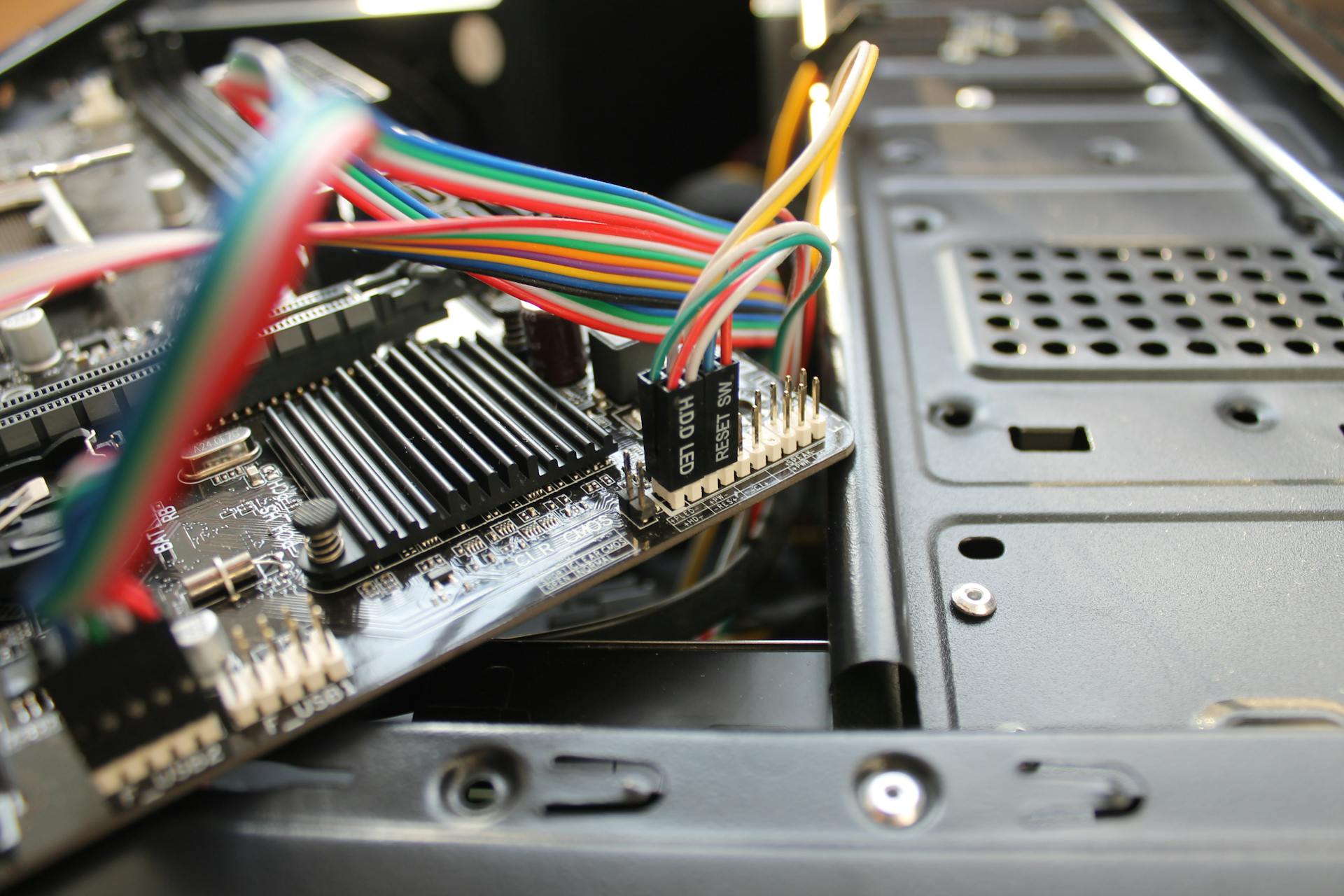 Eine Leiterplatte, die auf einem PC-Gehäuse liegt | Quelle: Pexels