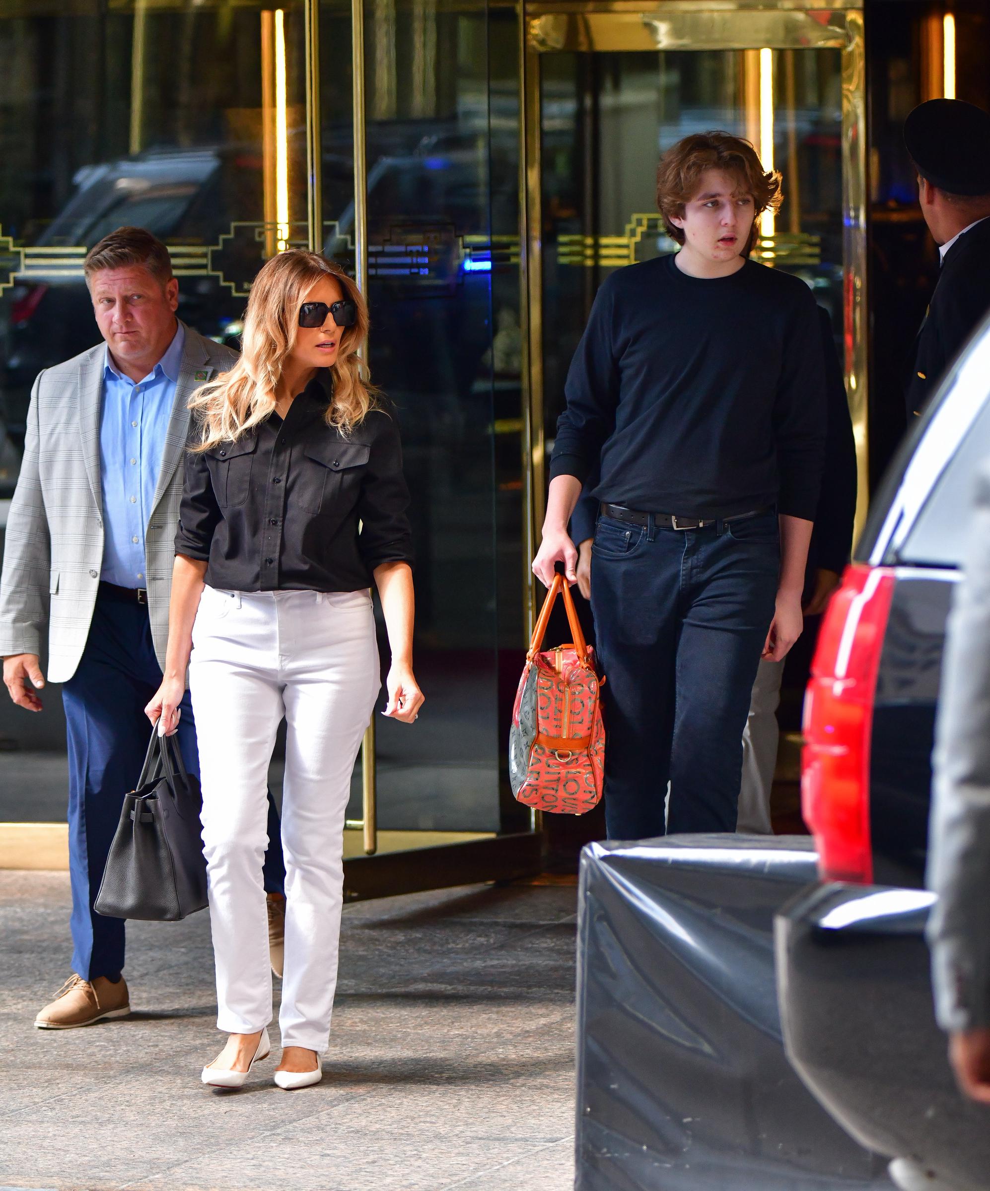 Melania und Barron Trump verlassen den Trump Tower in Manhattan am 7. Juli 2021 in New York City. | Quelle: Getty Images