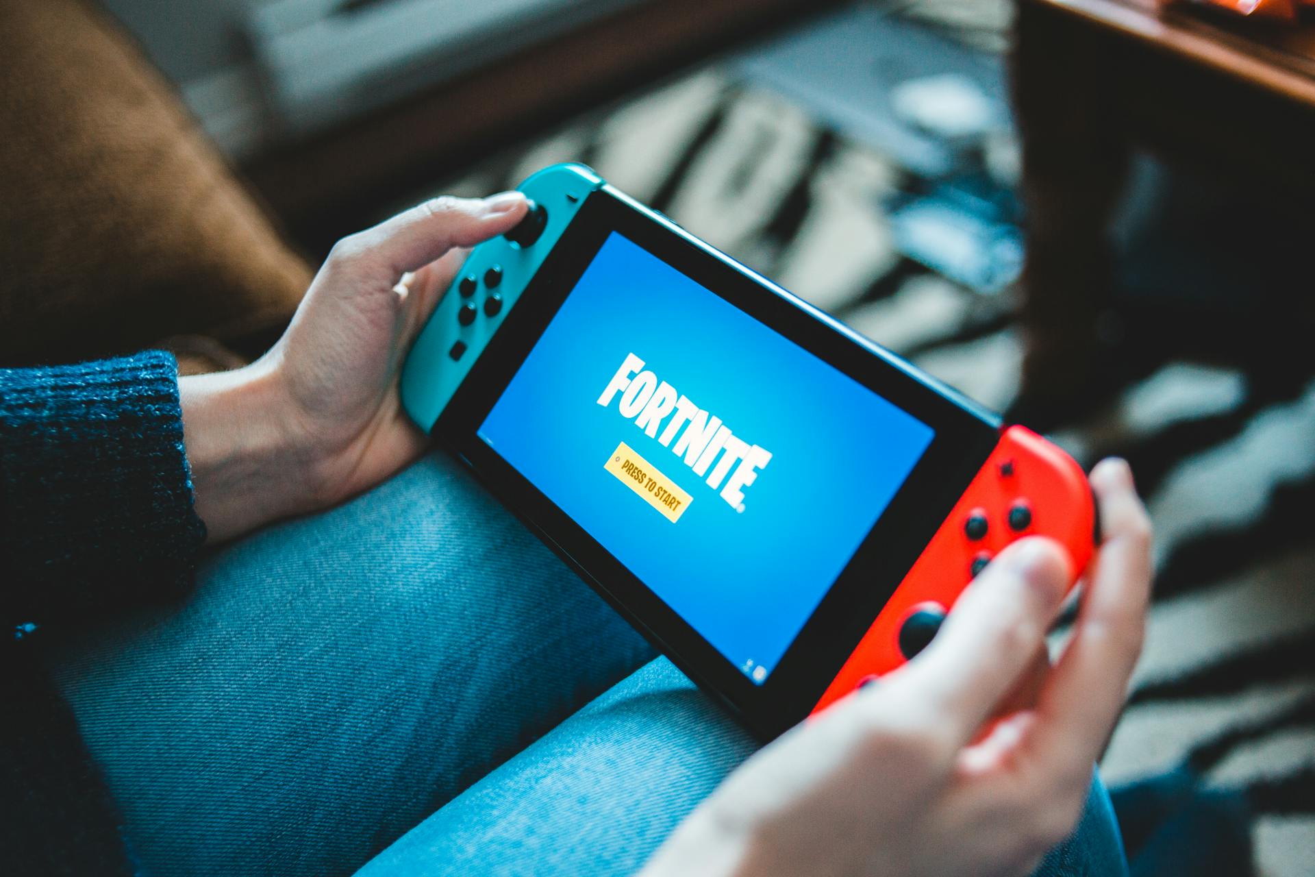 Ein Mann hält eine Spielkonsole | Quelle: Pexels