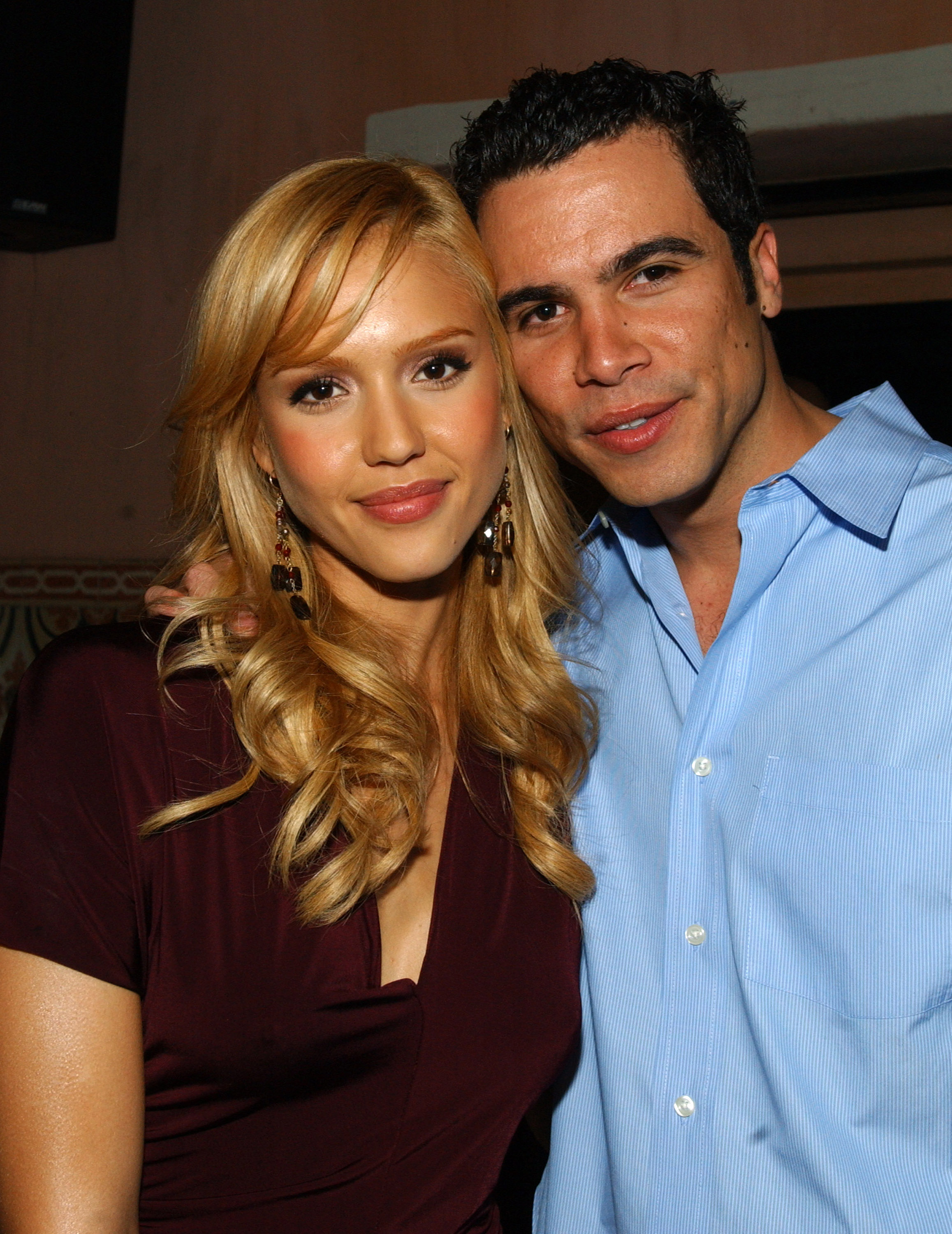 Jessica Alba und Cash Warren bei der Feier zur Veröffentlichung der April-Ausgabe 2005 des GQ Magazins mit Alba am 18. März 2005 | Quelle: Getty Images