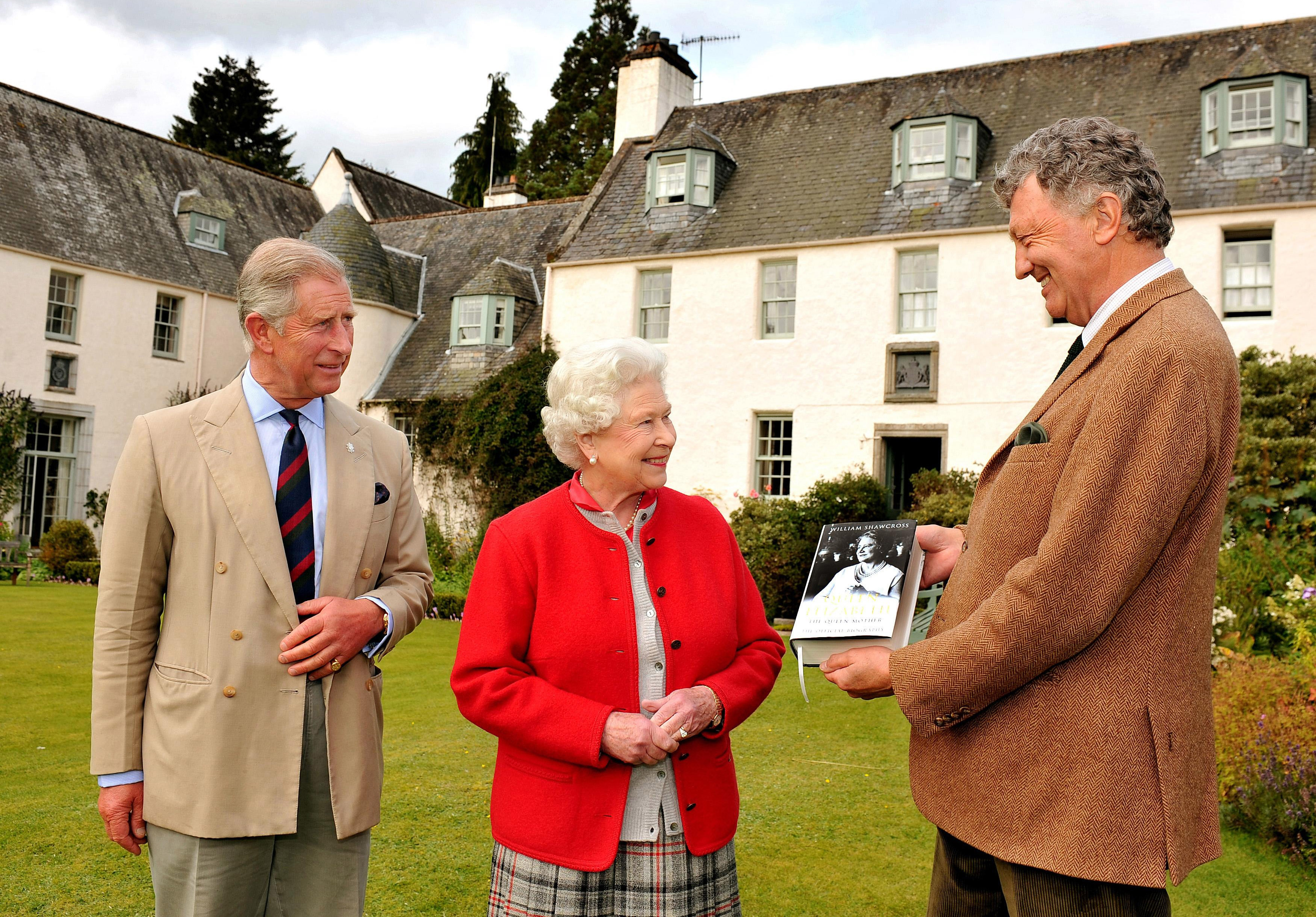Königin Elizabeth II. mit dem damaligen Prinz Charles im Garten von Birkhall am 2. September 2009, Balmoral Estate, Schottland. | Quelle: Getty Images