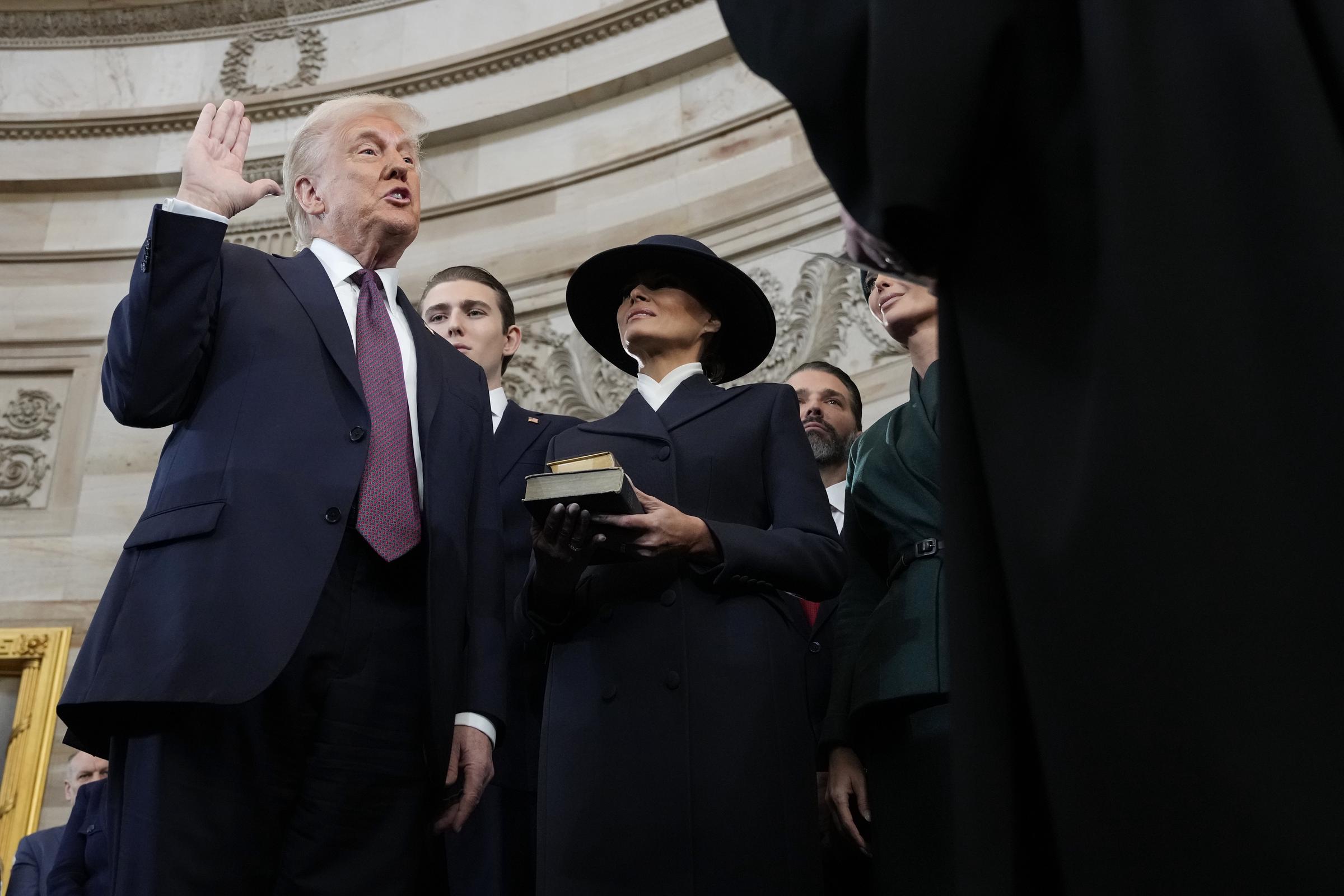 Donald Trump leistet den Amtseid vor Barron und Melania Trump, die vom Obersten Richter John Roberts beobachtet werden. | Quelle: Getty Images