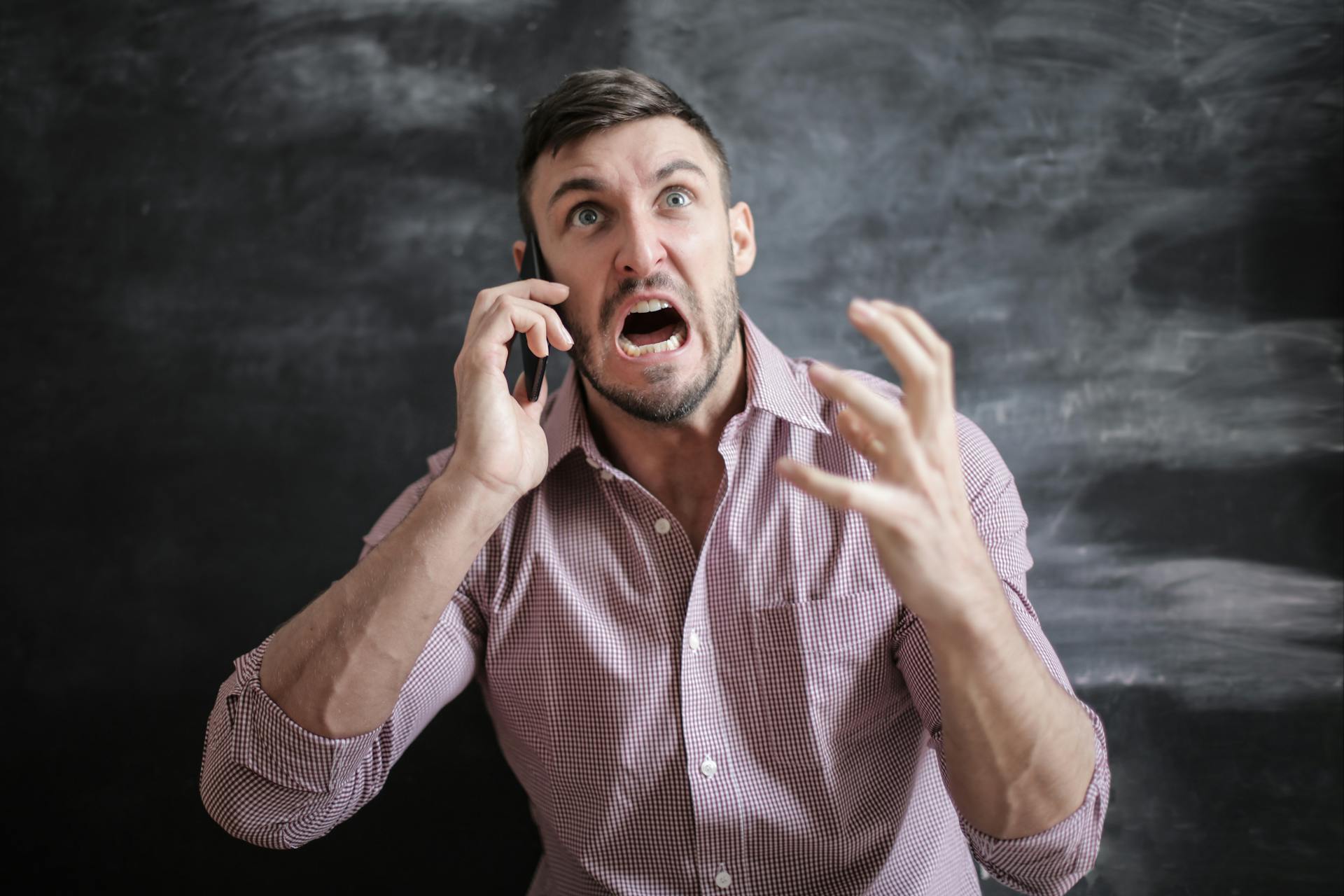 Ein wütender Mann am Telefon | Quelle: Pexels