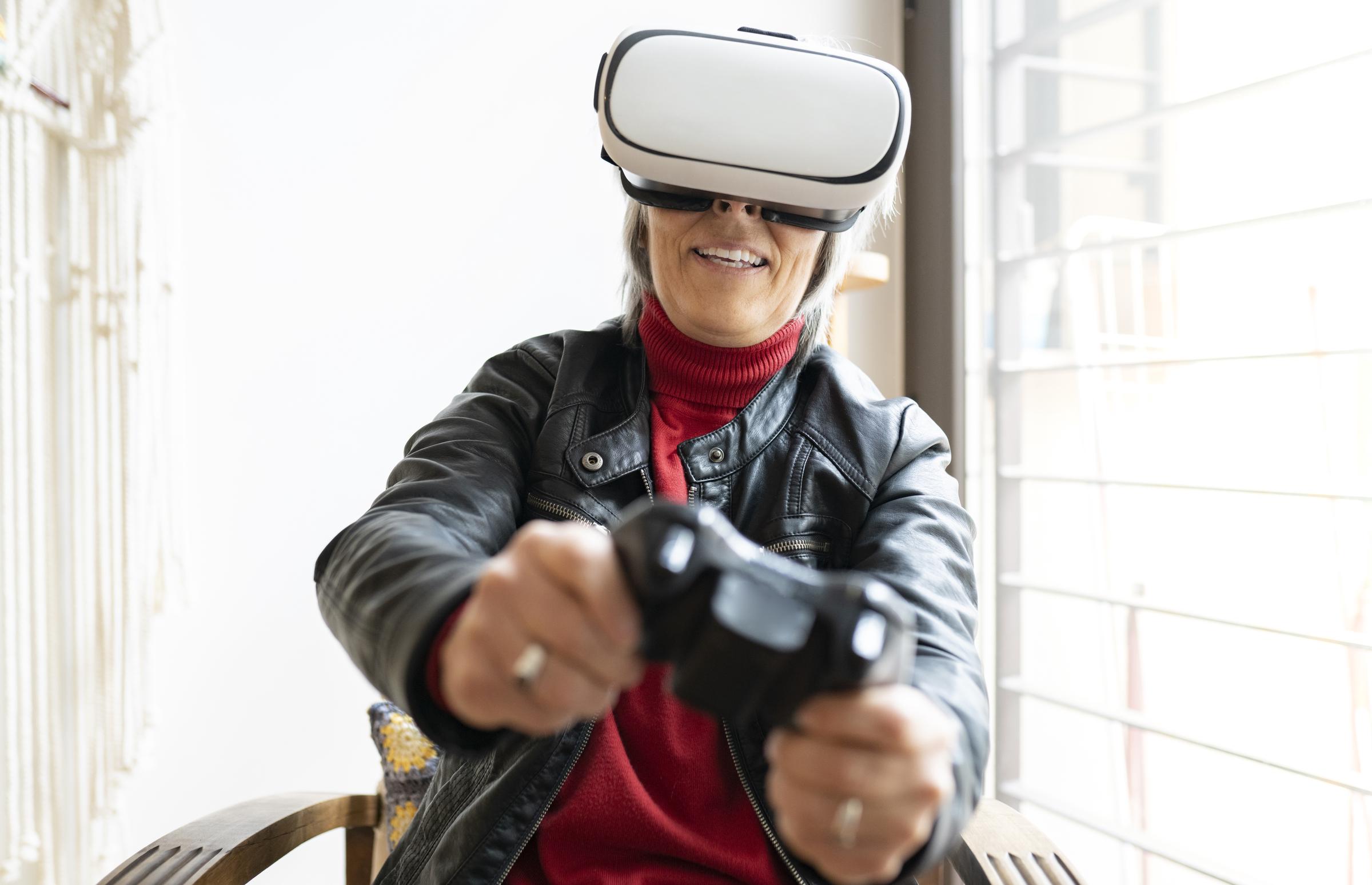 Eine Frau spielt ein VR-Spiel | Quelle: Getty Images