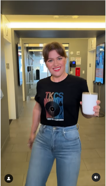 Ein Foto von Kelly Clarkson, die eine neue Frisur vorstellt, aus einem Video, das am 23. September 2024 gepostet wurde | Quelle: Instagram/kellyclarksonshow