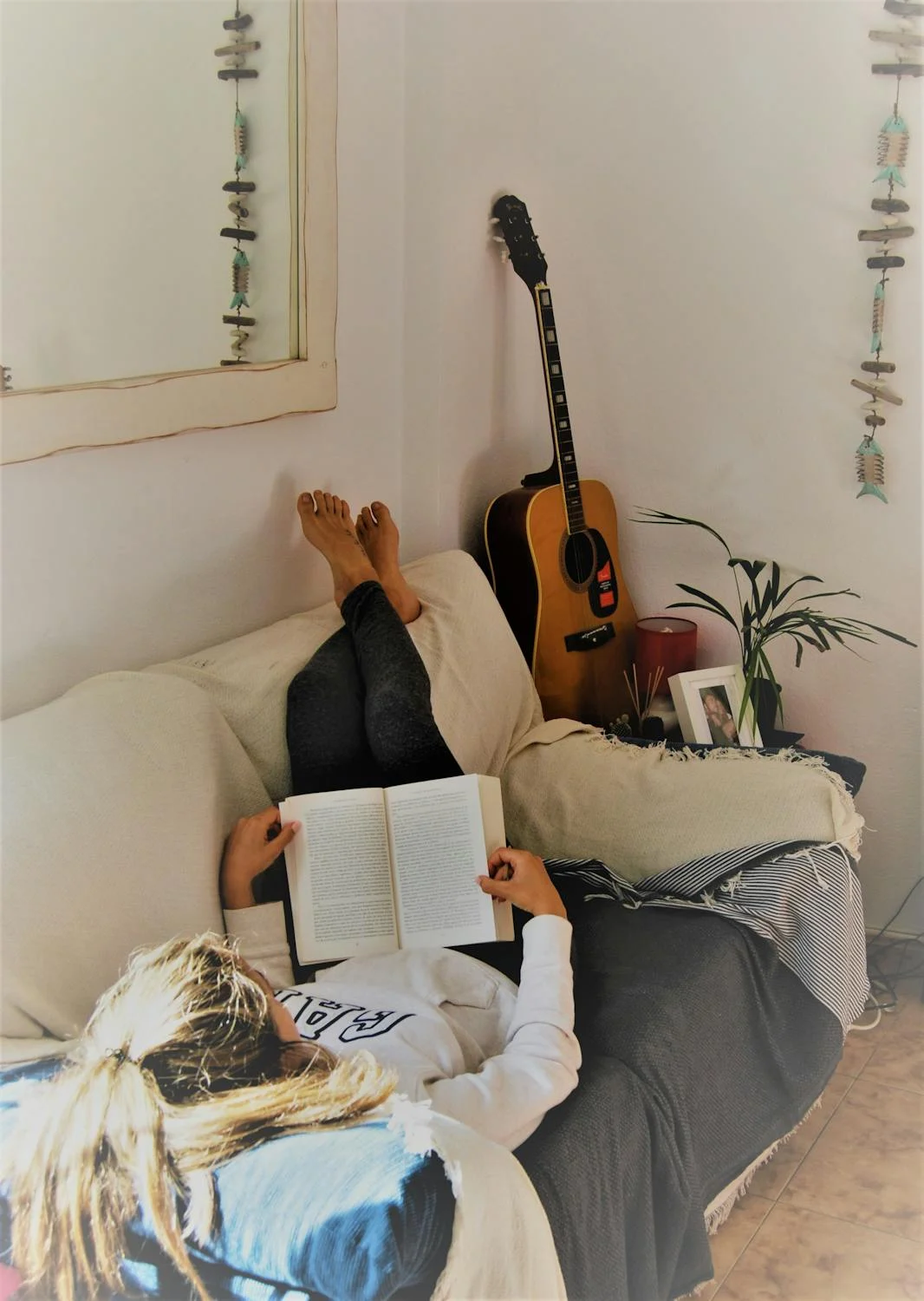 Eine Frau liest ein Buch | Quelle: Pexels
