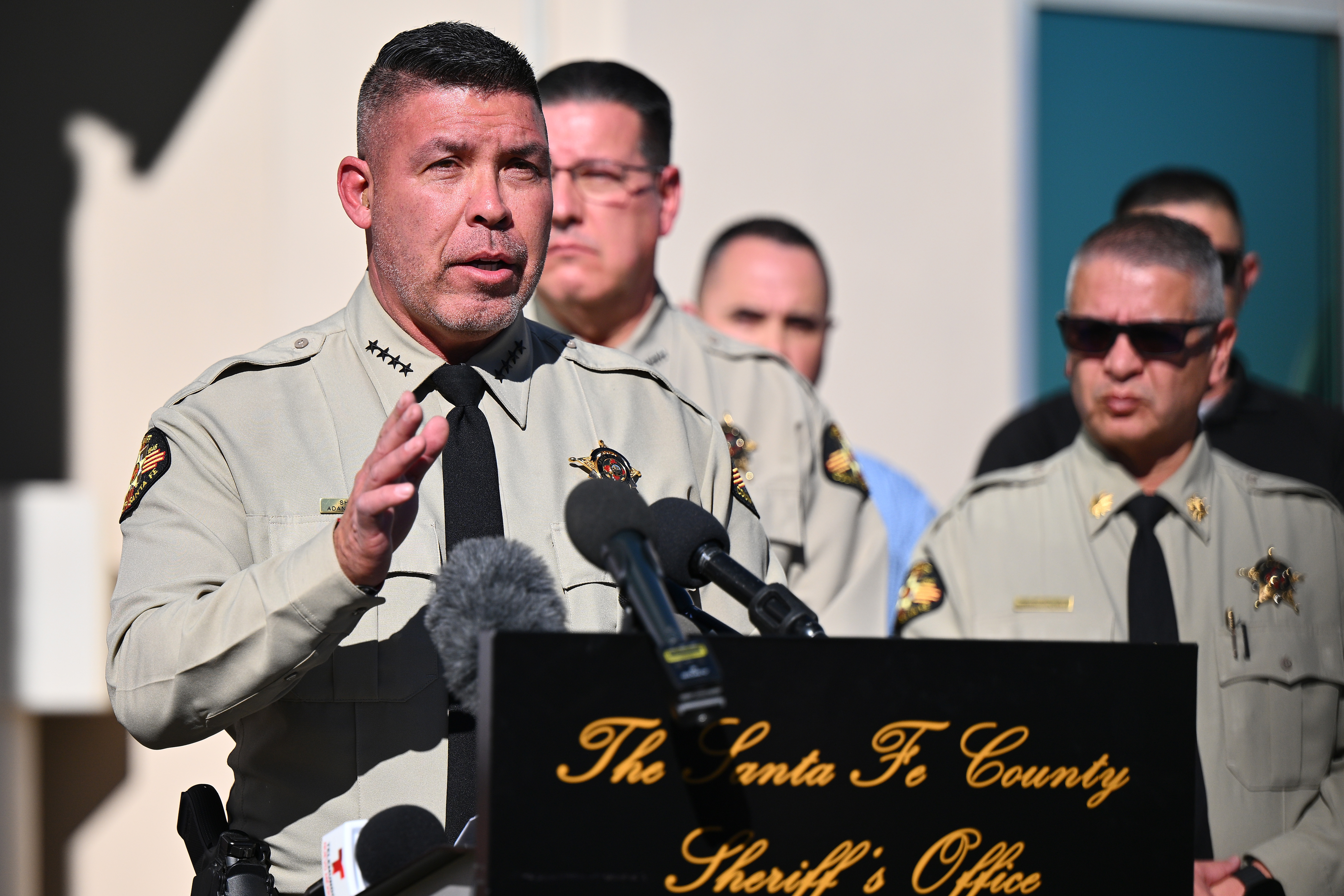 Santa Fe County Sheriff Adan Mendoza spricht während einer Pressekonferenz in seinem Büro am 28. Februar 2025 | Quelle: Getty Images