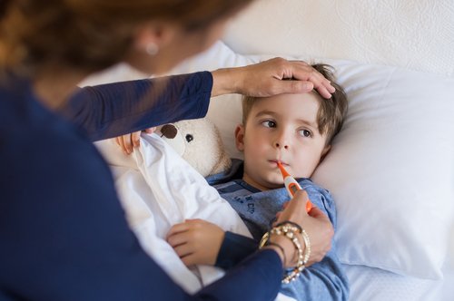 Mutter misst Temperatur bei einem kranken Jungen | Quelle: Shutterstock