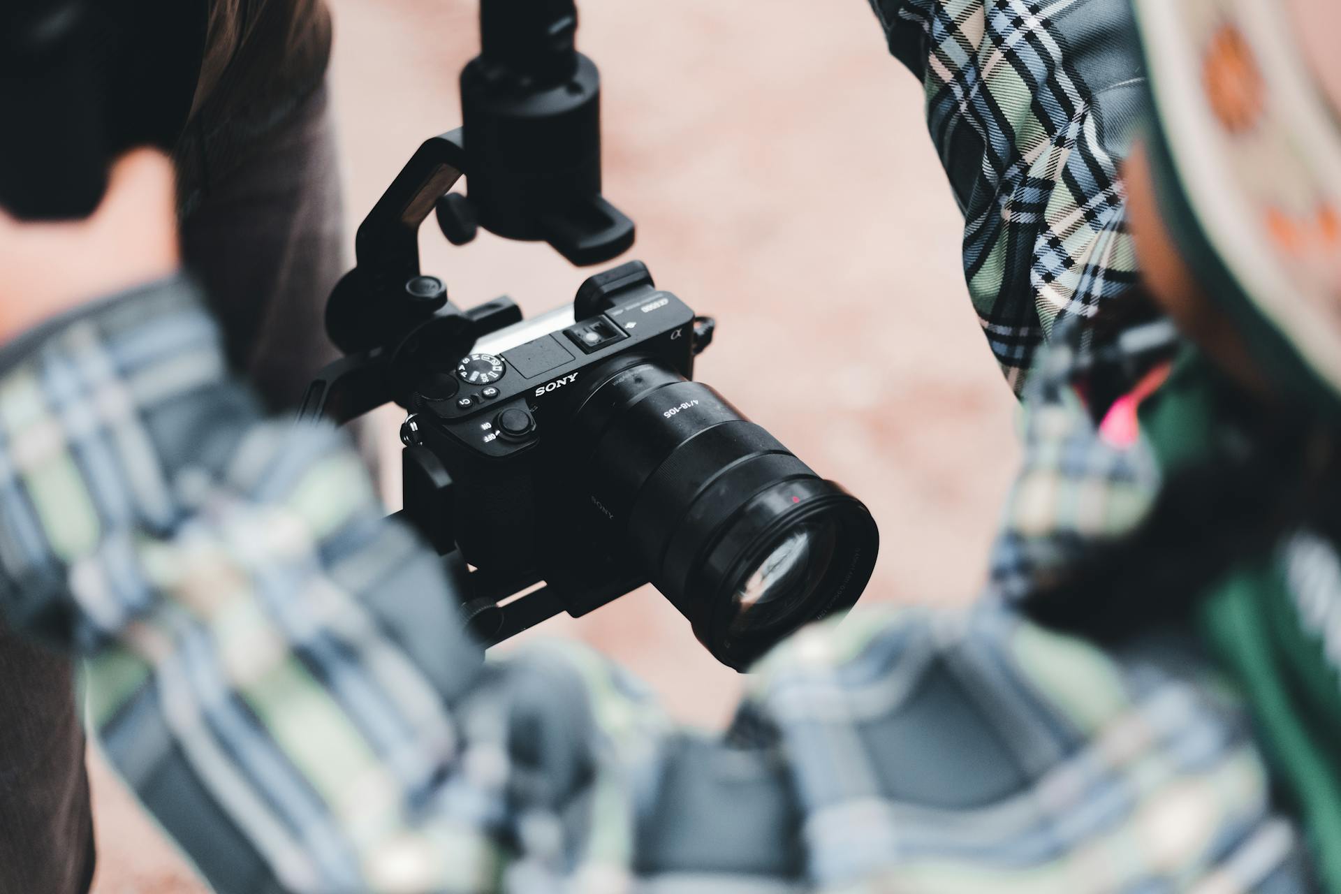 Eine Kamera auf einem Stativ | Quelle: Pexels
