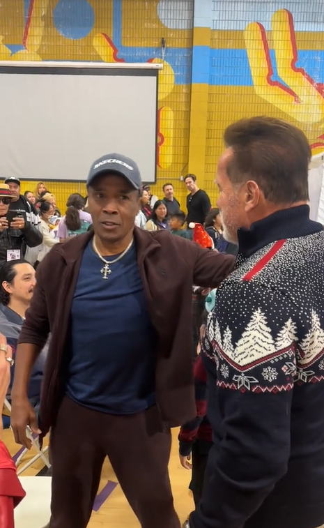 Arnold Schwarzenegger im Hollenbeck Center in Boyle Heights, gepostet am 17. Dezember 2023 | Quelle: TikTok.com/@arnoldschnitzel