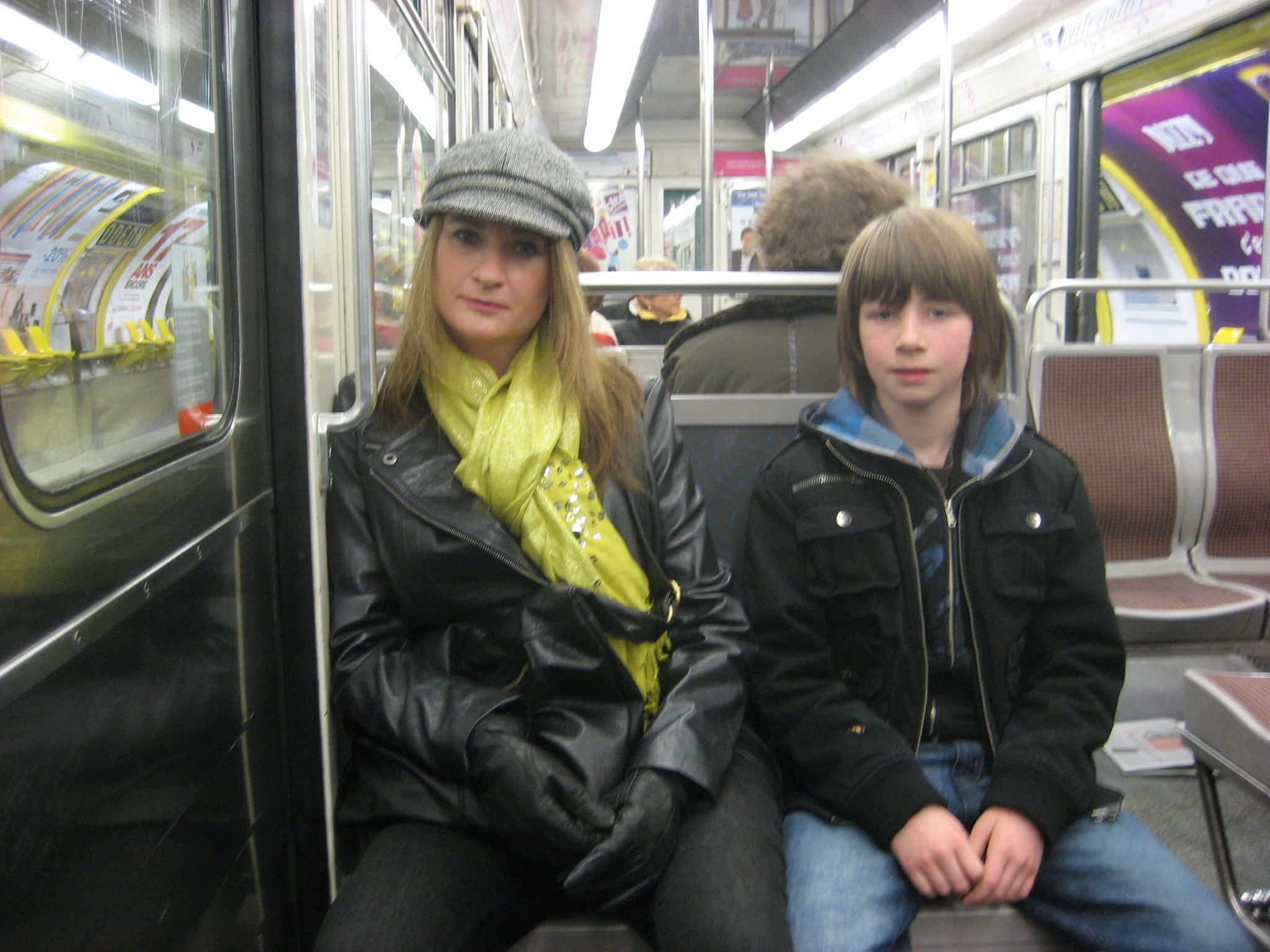 Eine Frau und ihr Sohn in einer U-Bahn | Quelle: Flickr