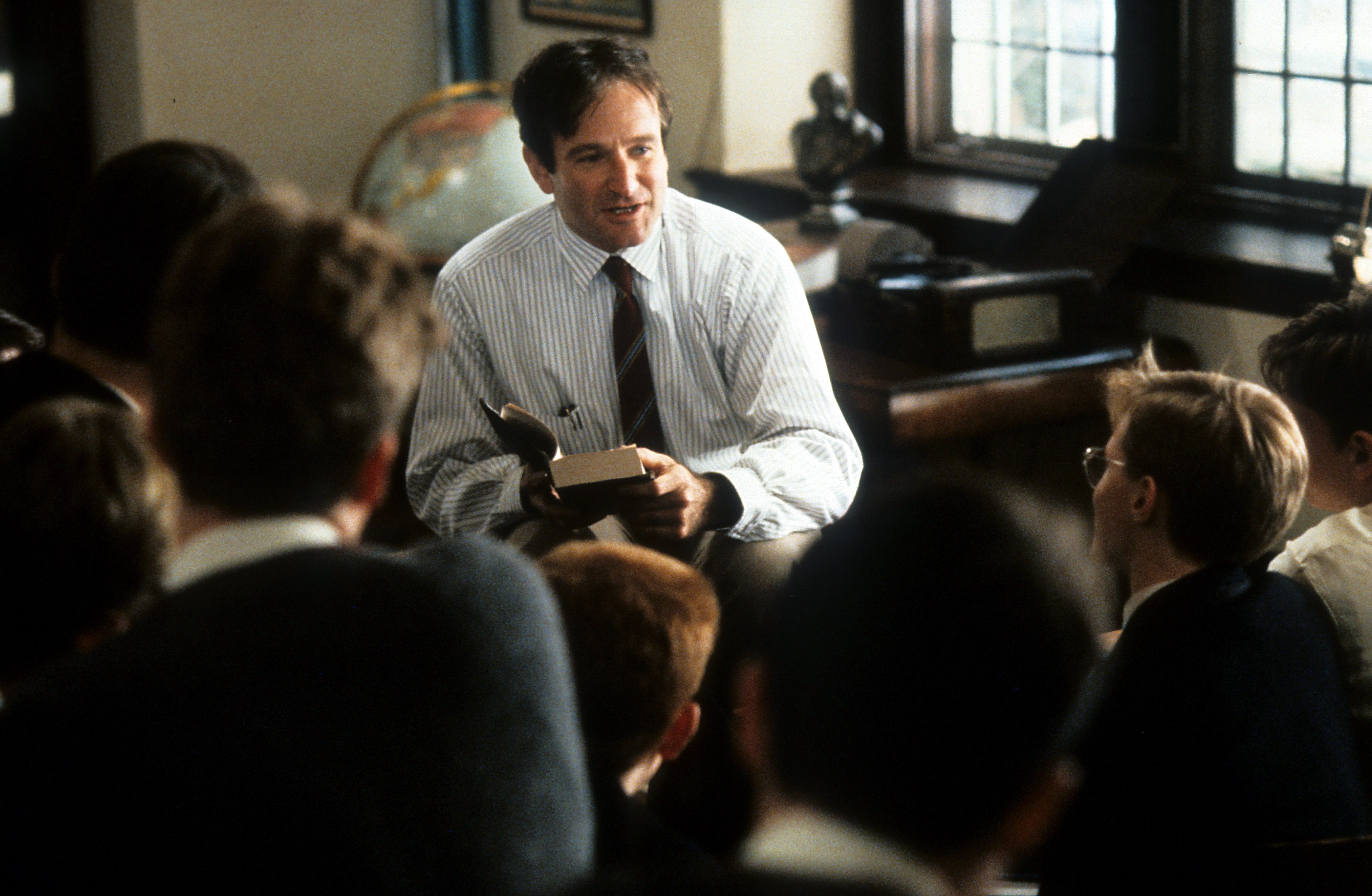 Robin Williams bei Dreharbeiten zu einer Szene in "Der Club der toten Dichter", ca. 1989. | Quelle: Getty Images