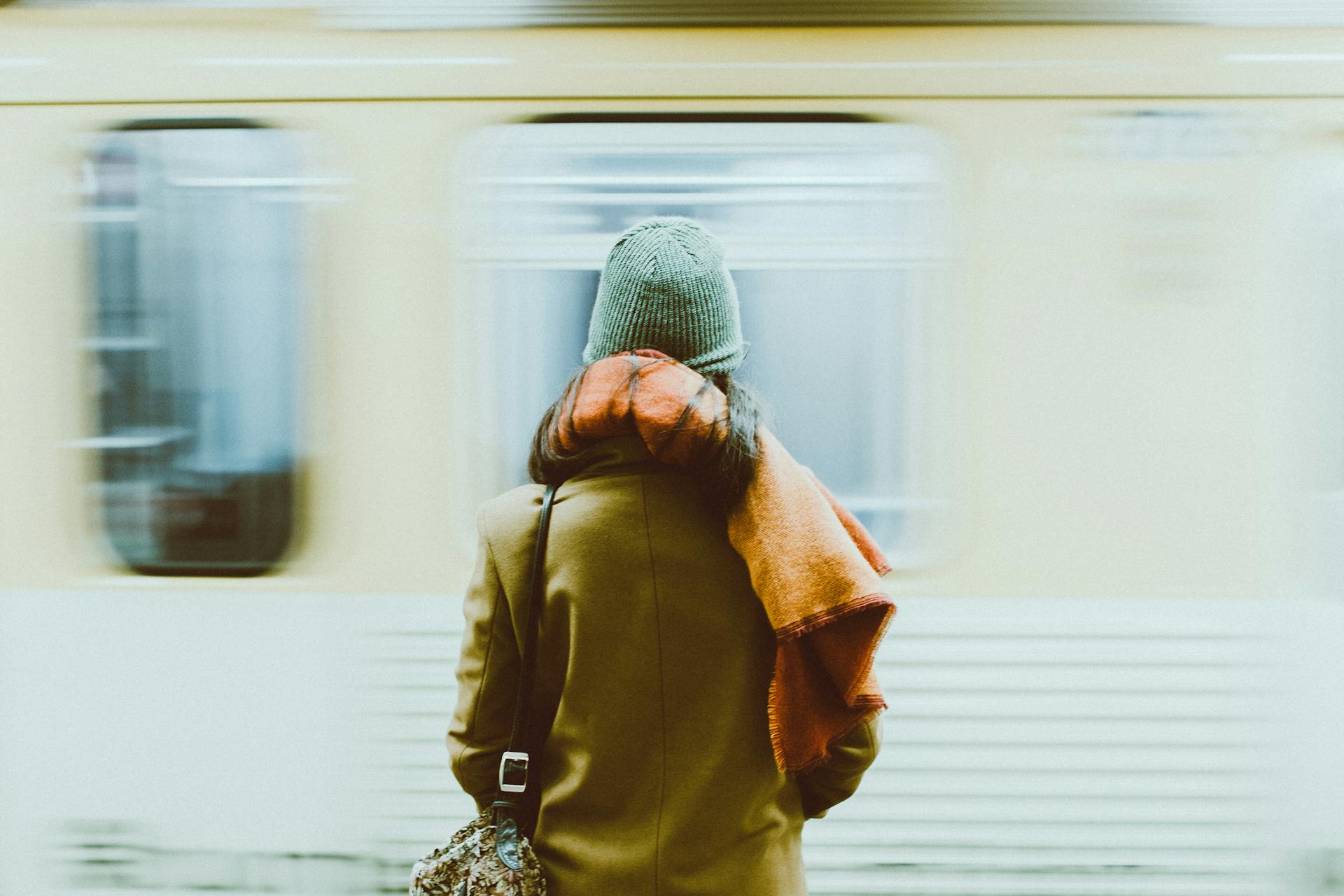 Ein Zeitrafferfoto von einer Person, die in der Nähe eines Zuges steht | Quelle: Pexels