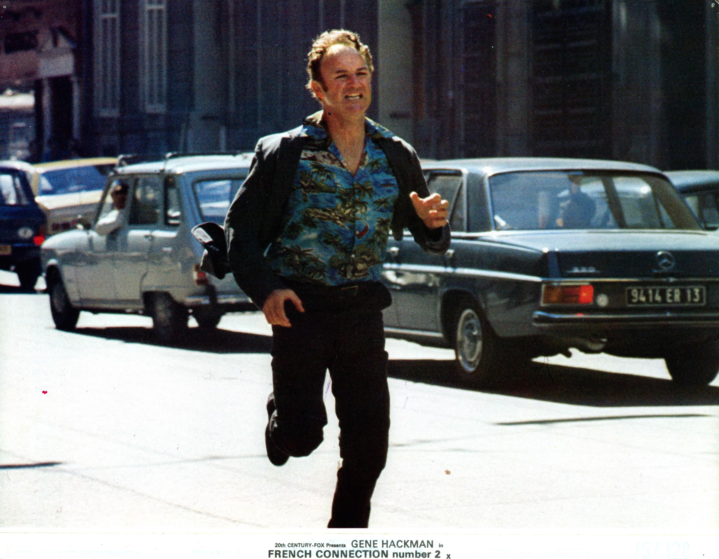 Gene Hackman rennt in einer Szene aus dem Film "French Connection II", 1975 | Quelle: Getty Images