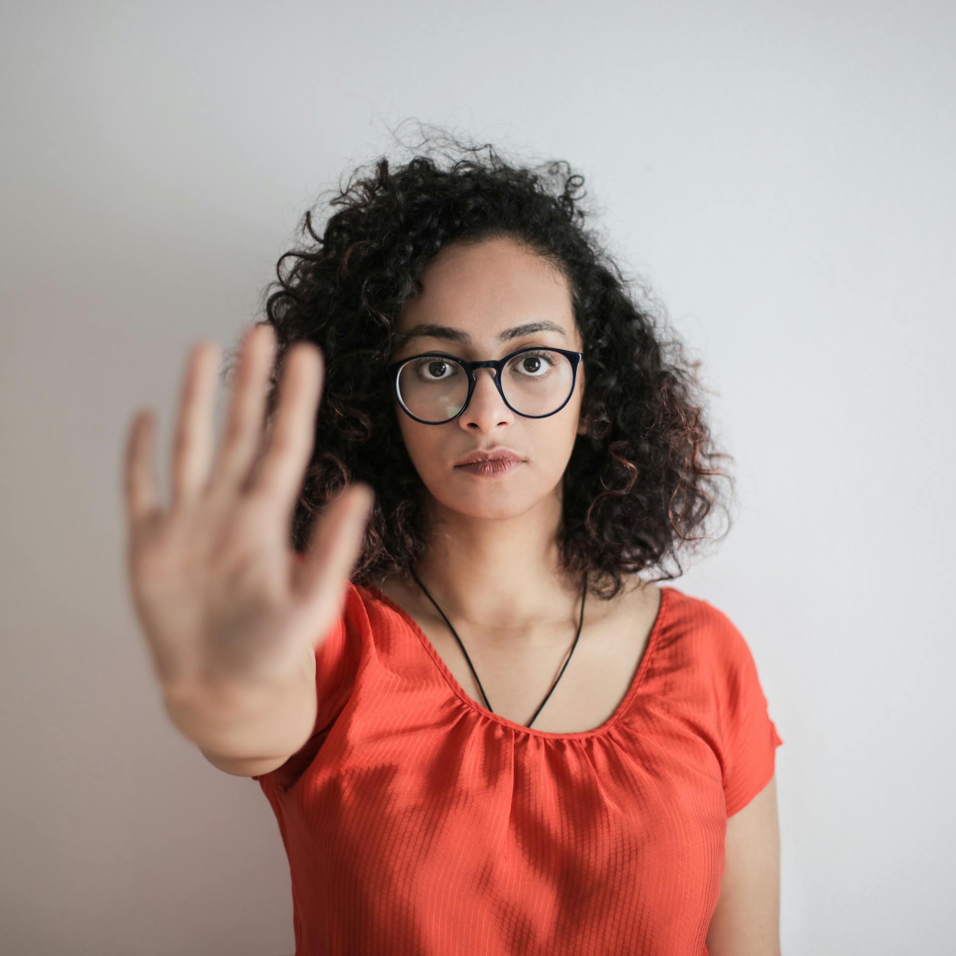 Eine Frau, die ihre Hand in einer