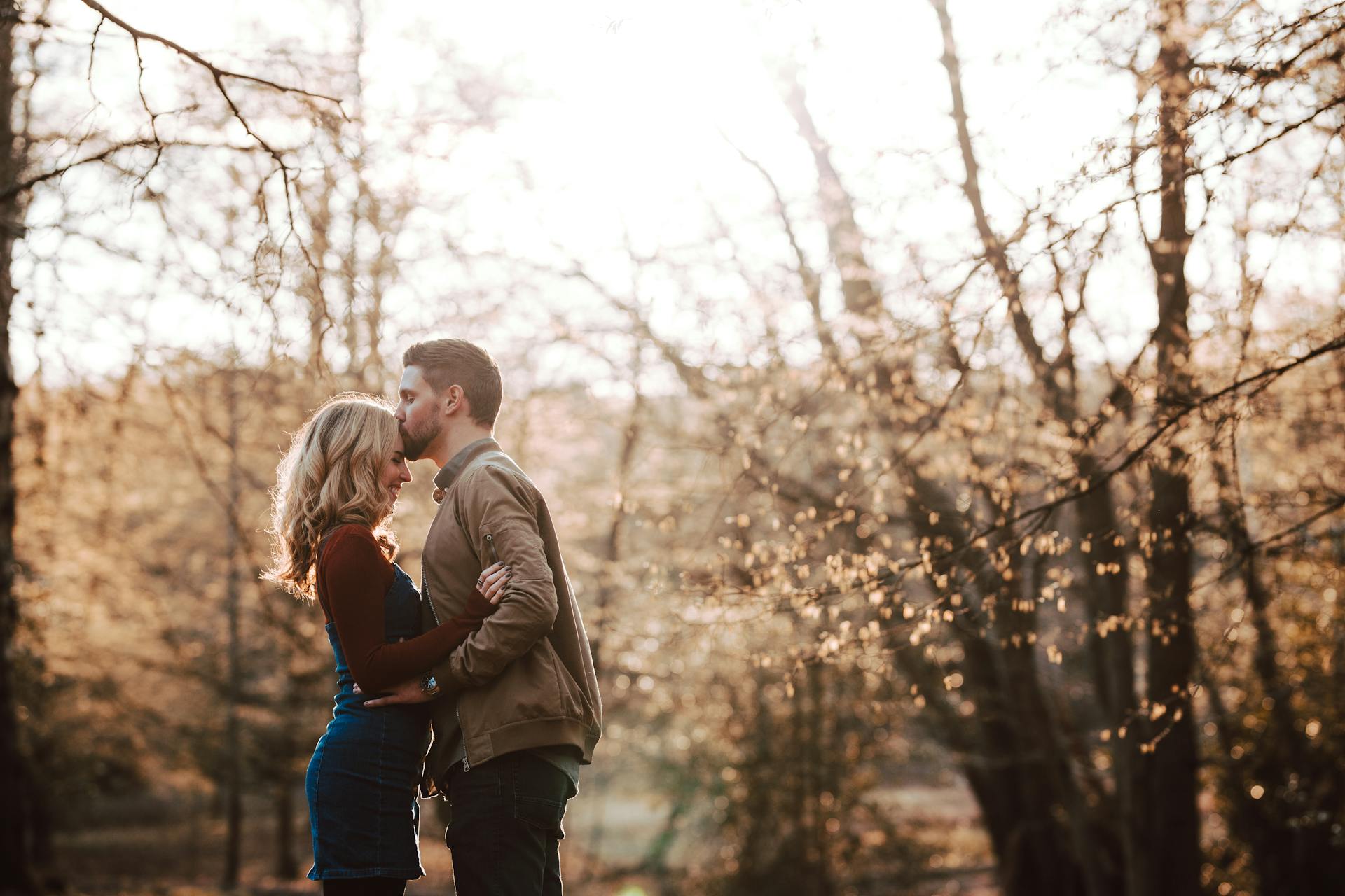 Ein Paar steht in einem Park und küsst sich | Quelle: Pexels