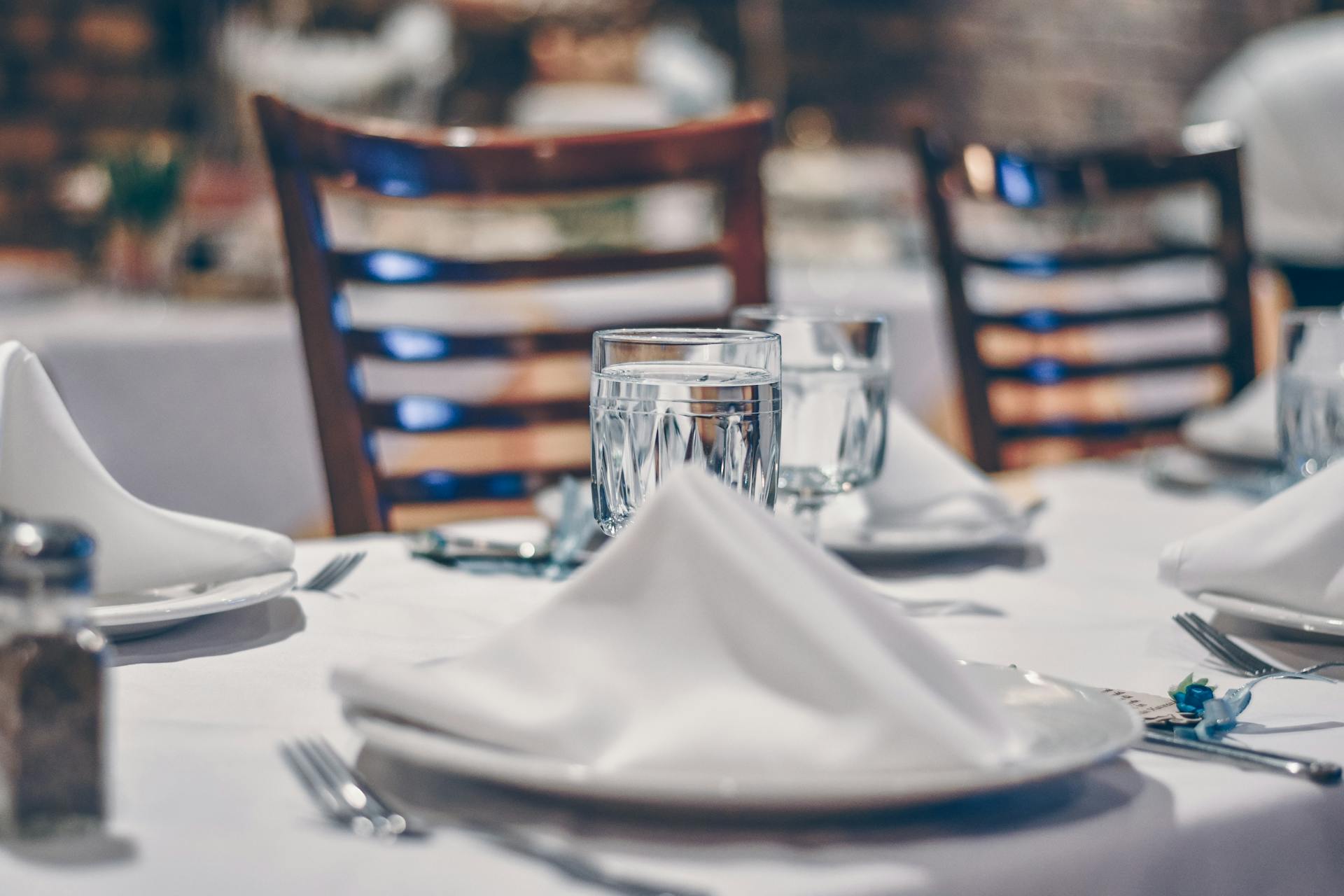 Ein Tisch in einem Restaurant | Quelle: Pexels