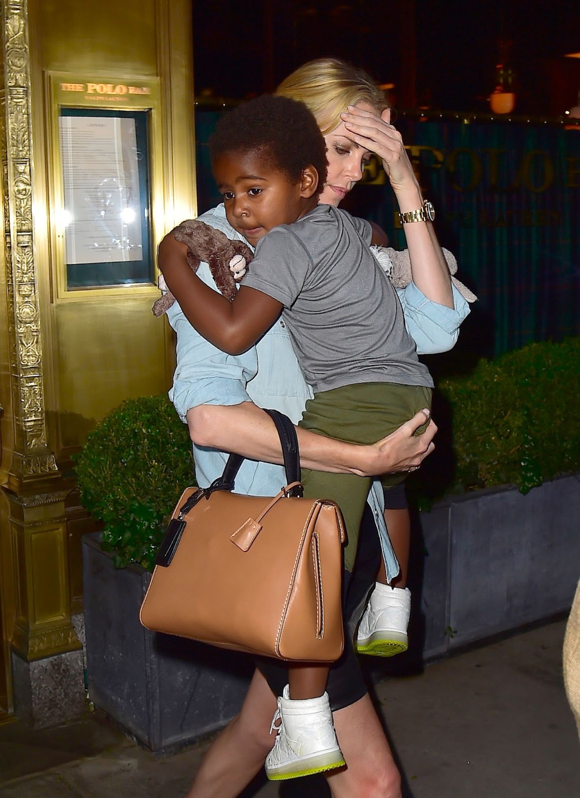 Charlize und Jackson Theron fotografiert in Midtown am 11. Mai 2015 in New York. | Quelle: Getty Images